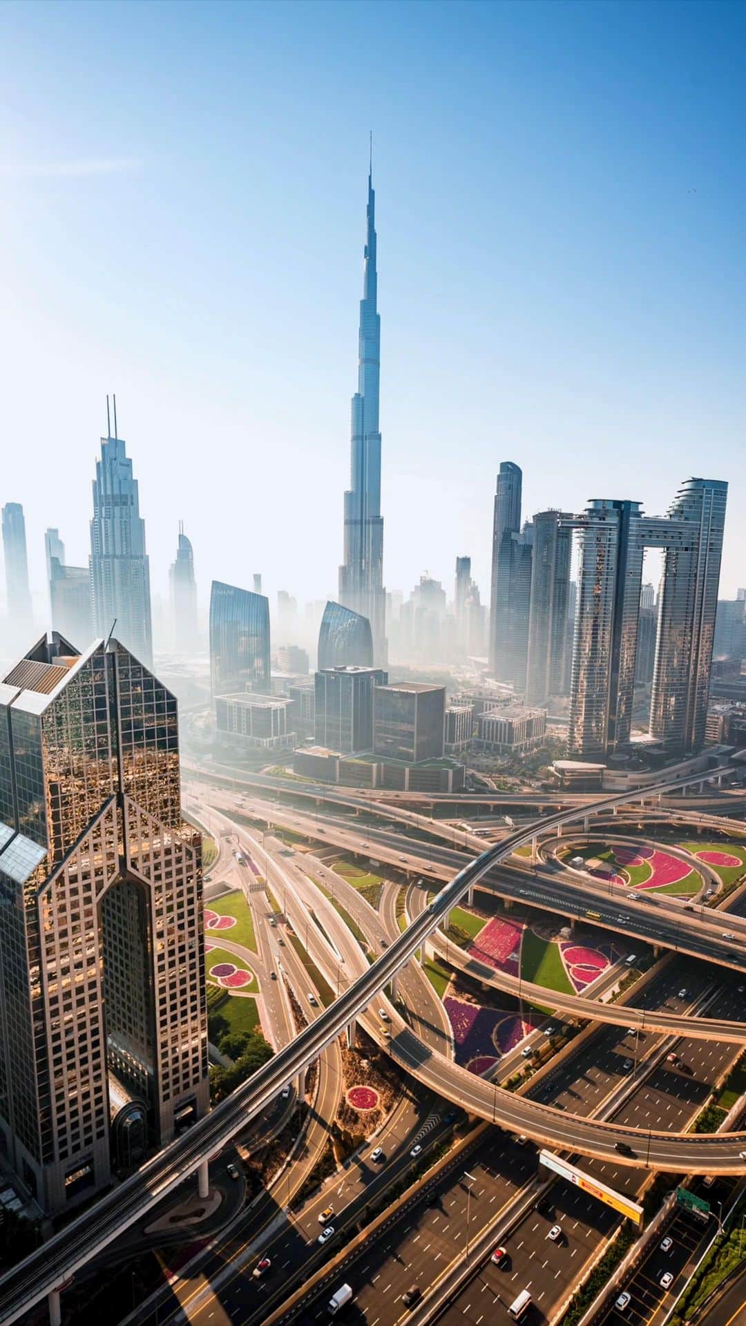 エミレーツ航空のインスタグラム：「Dubai is the place where dreams touch the sky. ☁️  📷 @ebi_times  #Emirates #FlyBetter #MyDubai」
