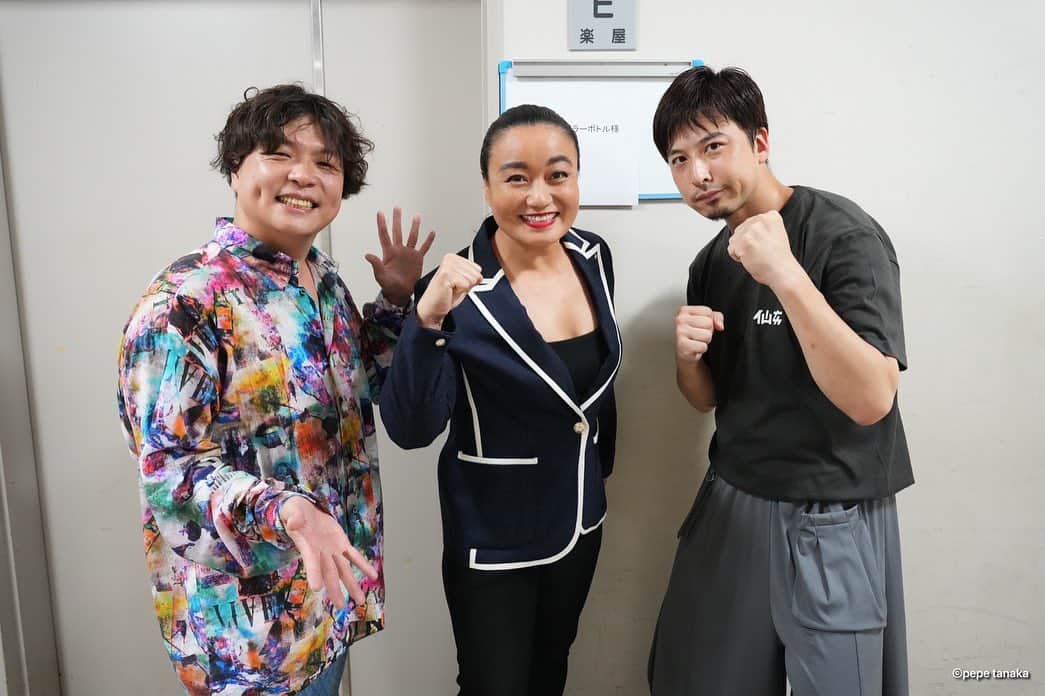 里村明衣子のインスタグラム：「BIGSHOW in 仙台でLIVEを披露してくださった【カラーボトル】さん。 9/9.カラーボトル復活の日に竹森マサユキさんに第二子が誕生されました✨ 私、ファン歴18年です💪 #カラーボトル　#竹森マサユキ　#SENJO」