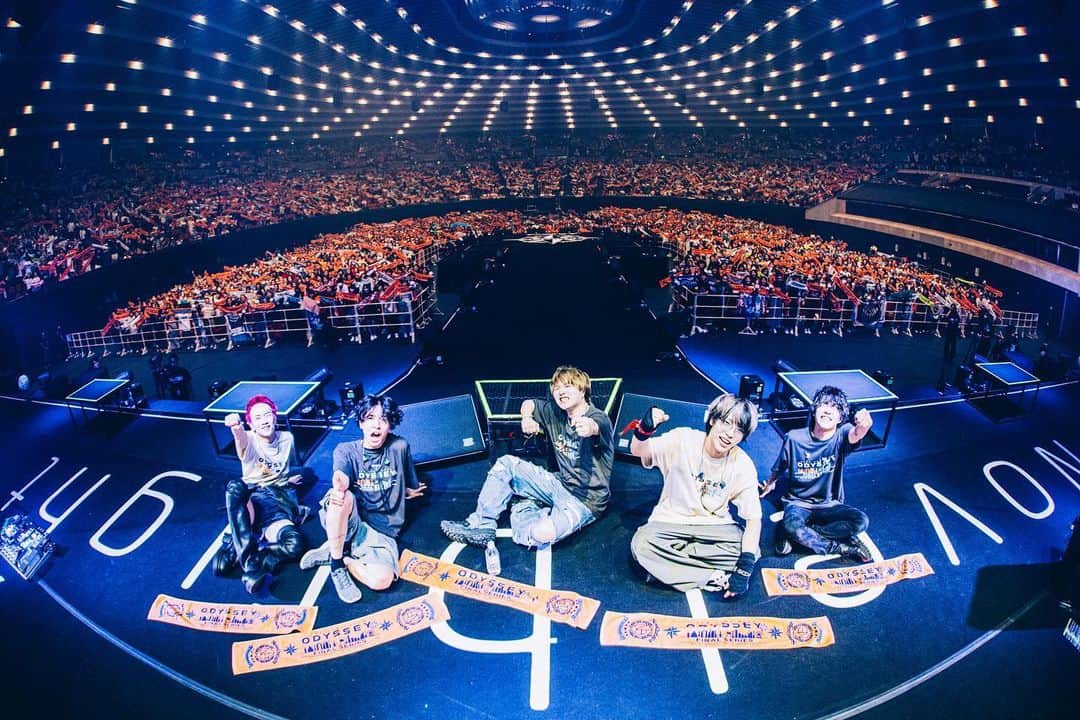 のインスタグラム：「本日は大阪城ホールワンマン 1回目はコロナの影響で無観客ライブ 2回目もコロナの影響でキャパ半分の声出しNG 3回目にしてようやくパンパンの城ホールできた！ やりきった！！本当に心から楽しかった！！ まじで最高すぎる時間をありがとう！！ 待っとけよファイナル横浜アリーナ！！！」