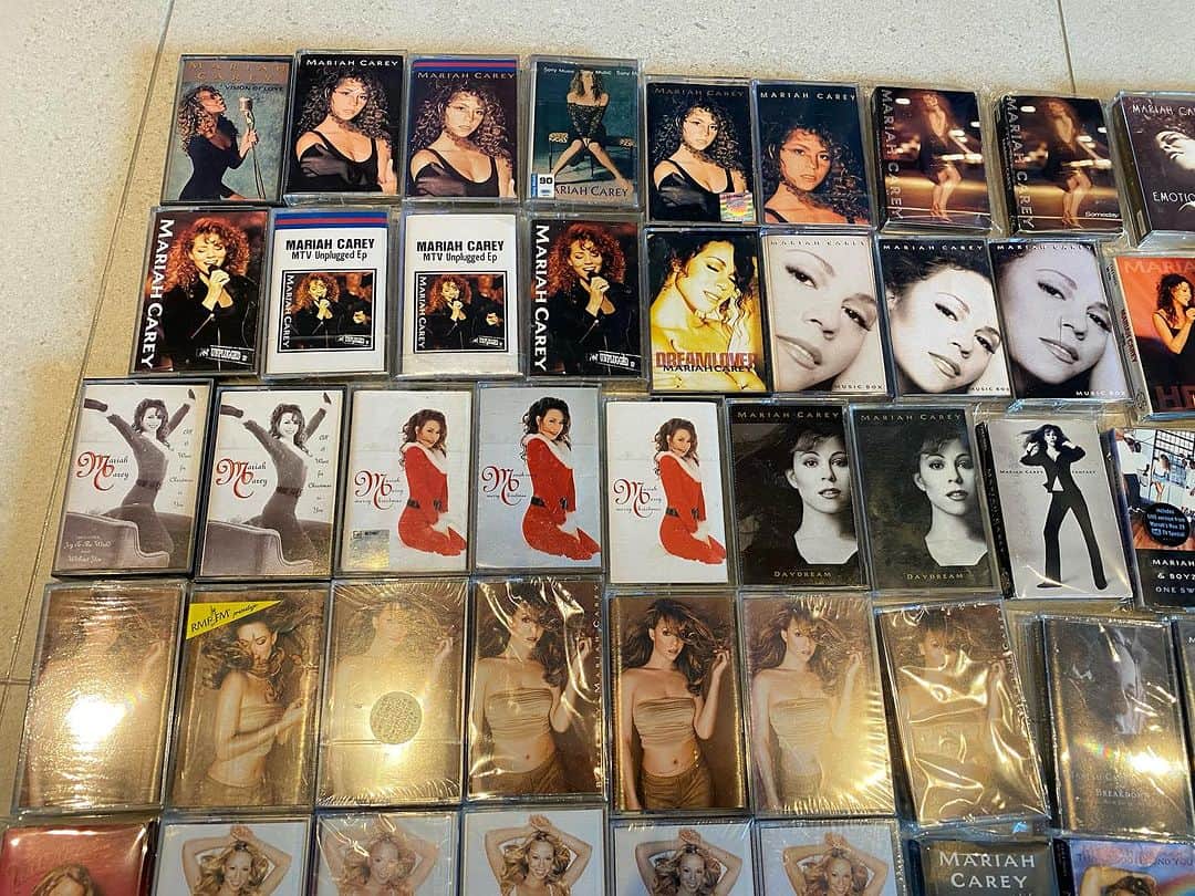 クォン・スンイルさんのインスタグラム写真 - (クォン・スンイルInstagram)「97년도부터 모아온 @mariahcarey 카세트  #MariahCarey #Cassette ##cassettetapes# #MusicBox30 #Mariahcarey #90s」9月24日 22時42分 - urbankwon