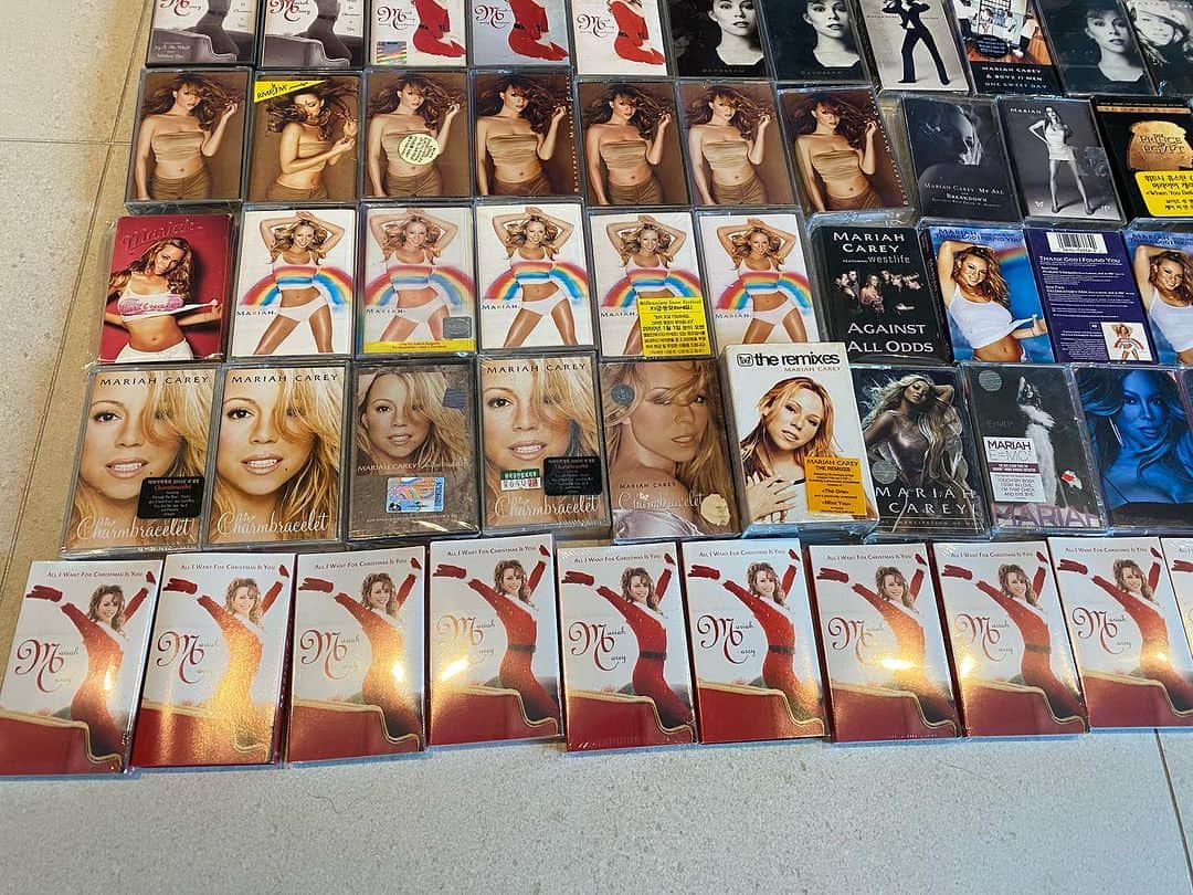 クォン・スンイルさんのインスタグラム写真 - (クォン・スンイルInstagram)「97년도부터 모아온 @mariahcarey 카세트  #MariahCarey #Cassette ##cassettetapes# #MusicBox30 #Mariahcarey #90s」9月24日 22時42分 - urbankwon