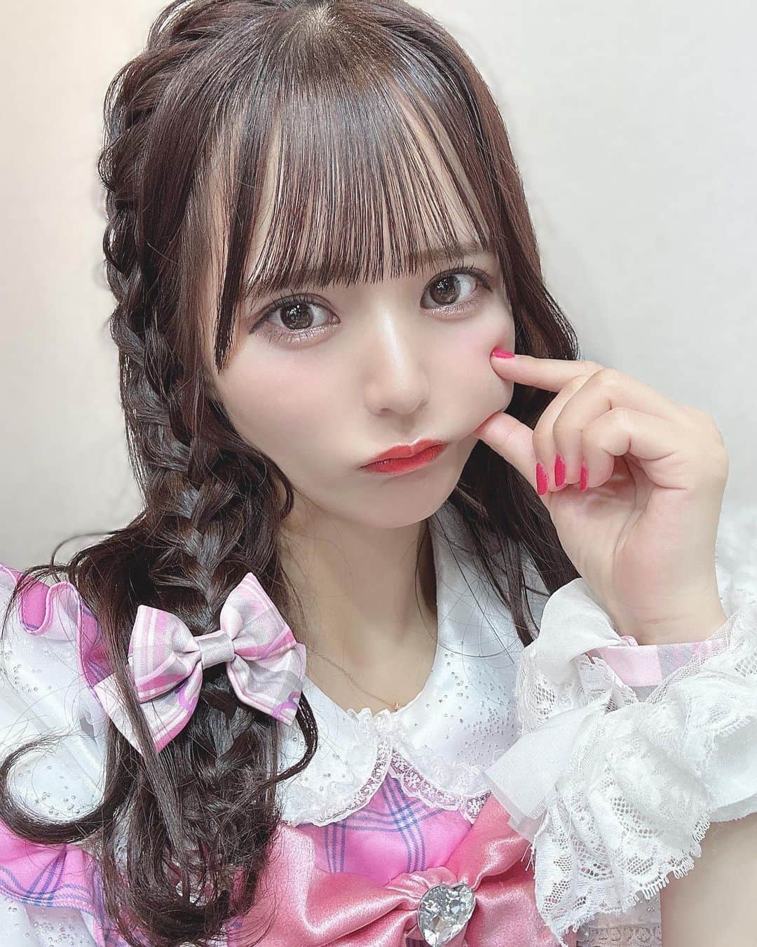 のインスタグラム：「エウレカ新衣装🩷  土日ライブありがとうございました！ この日は @yudai.t820 さんに ヘアセットしてもらったよー🐰 編みたらしヘア自分だと出来ないからレア💭  次のライブは26日 定期と 27日のガルガルさんです🪽 少しでも時間がある方は駆けつけに 来て下さると嬉しいです！ よろしくお願いします🙇‍♂️  #エウレカ#アイドル#ヘアセット#ヘアメイク#編みたらし#編み込み#編み込みアレンジ #ヘアアレンジ#ヘアメ#量産型#量産型ヘアメイク#量産型ヲタク」