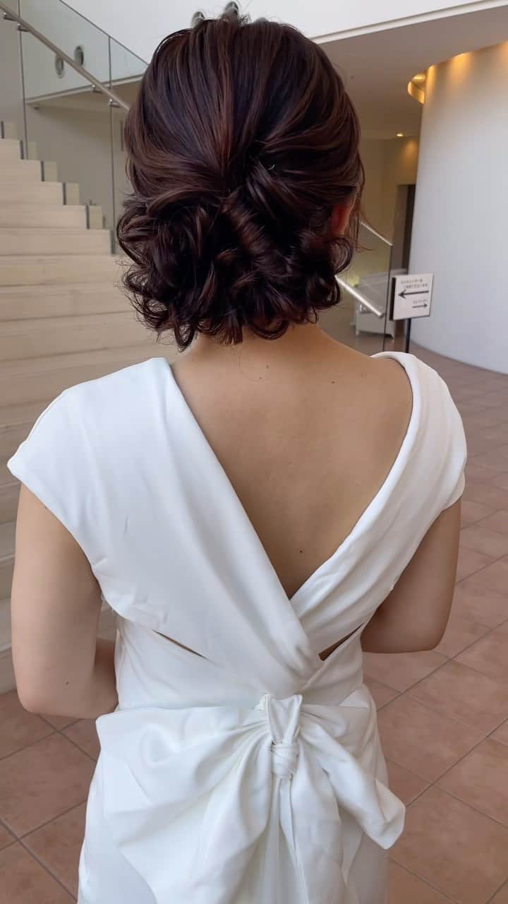 Tomoya Tamadaのインスタグラム：「左右それぞれ違うニュアンスのシニヨンで 遊び心のあるwedding hairに🥰🤍  weddingでの出張ヘアメイク 前撮りヘアメイク、お呼ばれヘアセットのお問い合わせ、 プラン内容のご確認やご予約は @tama_hairmake プロフィールリンクのホームページから 受け付けておりますのでご連絡お待ちしております。  全国出張も受け付けておりますので ご予約以外でも、出張ヘアメイクのご相談、お見積もりなどもお気軽にお問い合わせくださいませ。  =-=-=-=-=-=-=-=-=-=-=-=-=-=-=-=-=-=-=-=-=-=-  【 鹿児島限定 前撮りプラン、フォトウェディング撮影 】  次回の開催予定は ⭕️2023年11月内の期間。 上記での日程の募集となります。 只今、期間限定の特別価格で前撮りプラン、 フォトウェディングのご予約お受けしております。  ご予約、プラン等の詳細のお問い合わせは @_lumiere_k の ホームページ又は、DMまでご連絡お待ちしております。  (※こちらのフォトプランは @_lumiere_k にご連絡後、 ご予約されたお客様限定のフォトプランとなりますので ご了承の程、宜しくお願い致します。)  ＿＿＿＿＿＿＿＿＿＿＿＿＿＿＿＿＿＿＿＿＿＿＿＿＿＿  【 現在、募集中のセミナー 】  ●10月3日(火曜日)  東京  ●10月30日(月曜日)  名古屋  ●10月31日(火曜日)  名古屋  ●11月7日(火曜日)  東京  当日の詳細、ご応募に関しましてはホームページの 「セミナー告知」に記載しておりますので ご応募お待ちしております。  ＿＿＿＿＿＿＿＿＿＿＿＿＿＿＿＿＿＿＿＿＿＿＿＿＿＿  開催告知しているセミナー以外でも 個人様、企業様へ向けた臨店講習も行なっております。 臨店講習のお問い合わせは、こちらから宜しくお願い致します。  LINE ID ➡️ @ntb4770x  雑誌、広告、web撮影などのご依頼もお気軽にお問い合わせ下さいませ。 ご依頼に関するお問い合わせは、ホームページの 「お問い合わせ」からご連絡お待ちしております。  #ウェディング#ブライダル#花嫁#結婚式#結婚式準備#前撮り#和装#和装前撮り#weddingphoto#ウェディングフォト#プレ花嫁#プレ花嫁さんと繋がりたい#プレ花嫁準備#2023夏婚#2023秋婚#2023冬婚#鹿児島花嫁#東京花嫁#ウェディングヘア#ブライダルヘア#ヘアアレンジ#ヘアメイク#花嫁ヘア#ウェディングドレス#weddinghair#bridalhair#新娘化妝#新娘秘書#新娘髮型#웨딩」