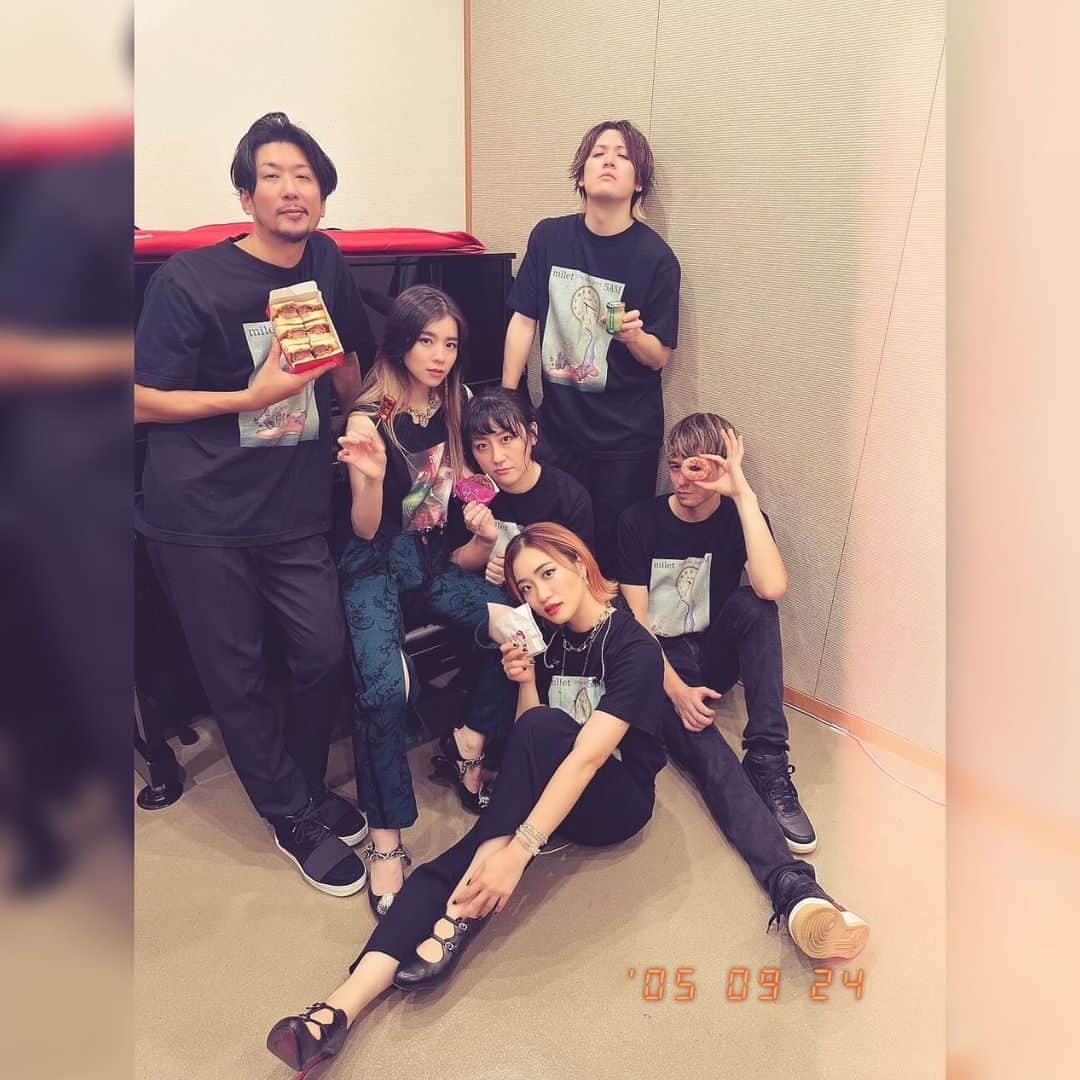 miletのインスタグラム：「#milet_5AM TOUR @京都 安心感と喜びのせいで珍しく(？)滑りまくった。メンバー紹介するからとか言って忘れた。でも…凄く伸び伸び歌いながら心と体がひとつになったのを感じてた。 麦ちゃんの英語通販番組よかったな。笑 きょうという特別な日、わすれない♡ 京都、最強っと🆕 ほなまた。だいすき！ #milet」