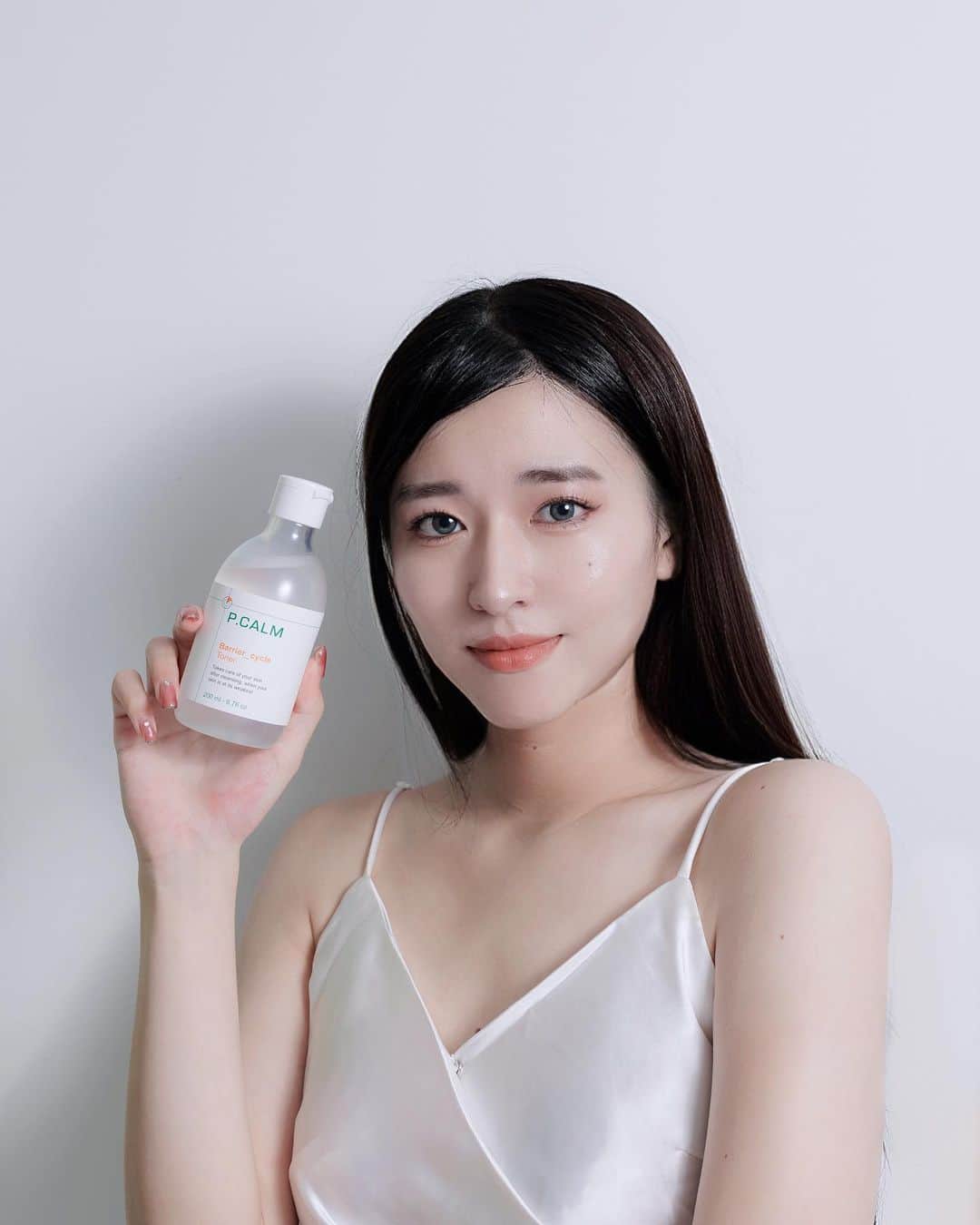 ぷかのインスタグラム：「𝗣.𝗖𝗔𝗟𝗠「ピーカム」 ・ ・ 「𝗣.𝗖𝗔𝗟𝗠」は日本で有名な複数の韓国スキンケアブランドから集まり やけど治療を基にした肌に優しい特に敏感肌のために研究したスキンケアプロジェクトで 「𝗣.𝗖𝗔𝗟𝗠」のすべての製品は、 環境にも考慮し作られた製品になってるよ❤︎ ・ ・ まだ日本ではあまり知られていないけど韓国ではオリーブヤング化粧水部門で１位取得していて、かなりリピート率が高い商品になってるらしい☺️🌿 ・ ・ Qoo10で発売されてるから検索してみてね👌🏻 ・ ・ ・ #pcalm #ピーカム #韓国コスメ #韓国スキンケア #スキンケア #フリーモデル #フリーモデル東京 #トラブル肌  #広告モデル #敏感肌 #ニキビ肌 #化粧水 #韓国人気コスメ #化粧水 #トナー #オリーブヤング #リピ確定 #Qoo10#メガ割 #韓国通販サイト」