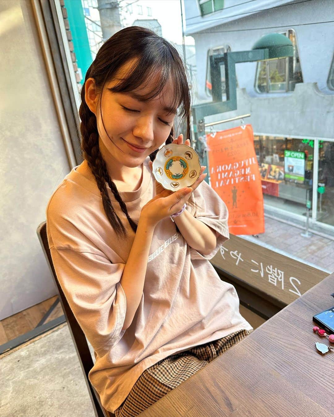 誠子さんのインスタグラム写真 - (誠子Instagram)「藤子が豆皿をくれました。 私が好きそうだと思って、って。 ずっとずっと大切に使うね。 📷 かわいい藤子と、藤子に会えてうれしい誠子。」9月24日 22時39分 - seiko_1204