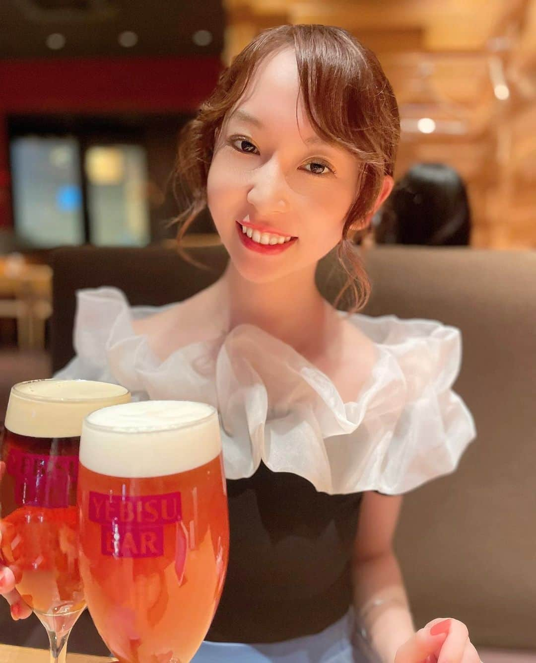 高垣かれんのインスタグラム：「・ YEBISU BAR🍻 ビールあまり飲まないけどビヤカクテルは 甘くて美味しかった😋 . . #被写体モデル  #モデル #レースクイーン#yebisubar #お酒 #japanesegirl #セルフネイル#japanesemodel #时装 #오오티디 #대일리룩 #얼짱 #셀피 #漂亮」