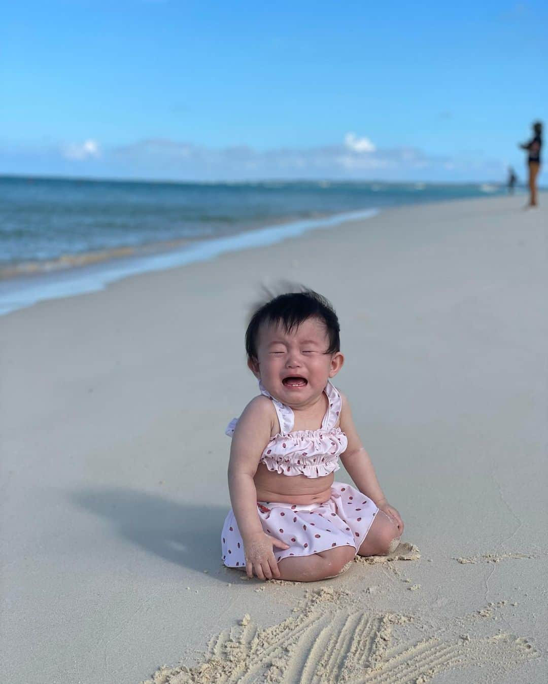 美波千夏さんのインスタグラム写真 - (美波千夏Instagram)「. 宮古島旅行楽しかったな〜❤️  羽田のANAラウンジの キッズルームが最高だった！ 乗る前に遊ばせてあげられるのは嬉しい♬ 本館南のみなので気をつけてください🙌  宿泊はオープンしたばかりの ヒルトン宮古島🌺 子連れに優しくてよかった❤️ @hiltonmiyakoisland   数年前は息子と2人で行ったんだよなぁ〜 またこうしてみんなで来れて嬉しい幸せ🍀✨✨ こうちゃんありがとう☺️❤️  最後はこうちゃんが撮ったお気に入りの1枚w  .  .  .  .  #初旅行 #旅行デビュー #宮古島 #赤ちゃん連れ旅行 #初海　 #海デビュー #親バカ #親ばか #親ばか部  #親バカ部  #生後10ヶ月  #生後10ヵ月  #女の子ママ　 #赤ちゃん　 #令和4年ベビー  #令和4年11月ベビー  #五黄の寅 #五黄の寅ベビー　 #baby #babygirl  #年子ママ #年子姉妹　 #前浜ビーチ　 #ヒルトン宮古島 #ヒルトン　 #宮古島ホテル #宮古島子連れホテル #子連れホテル　 #妊婦 #年子妊娠中」9月24日 22時39分 - chinatsu_minami