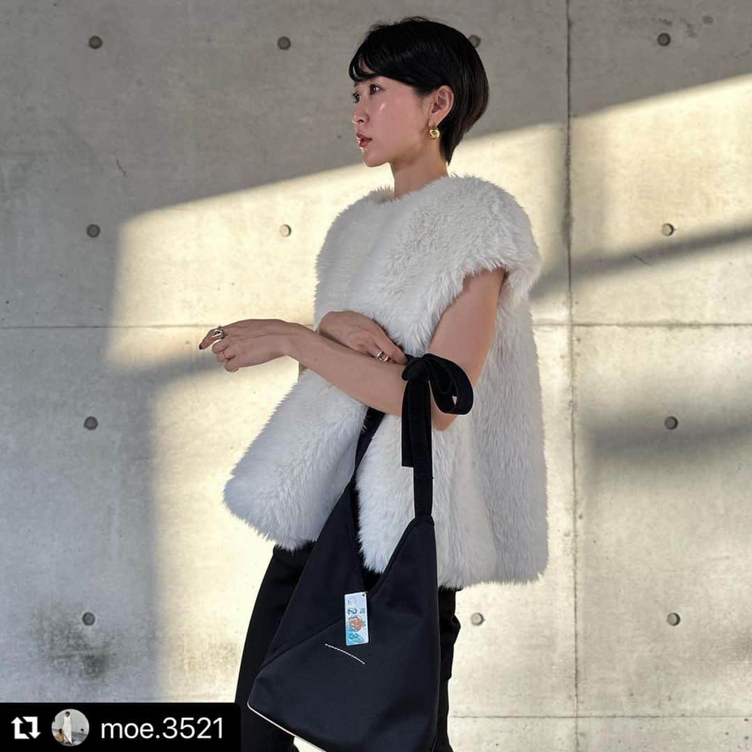 のインスタグラム：「とてもお似合いです🐩🐩🐩 ありがとうございます♡  #Repost @moe.3521 with @use.repost ・・・ ストーリーに投稿したらめちゃくちゃDMいただいた、このモフモフトップス！ 実は7月頃から予約再販されていた @birthdaybashshop のものをオーダーしていて、ようやく届いたのです😆♡♡♡  想像どおりのもふもふ！ふわふわ！ 結構ボリューミーなのでお胸大きい人とかは、ボーーン！ってなっちゃうかも。 でも毛も思ってたより抜けないし、すごくオススメ✨ 寒くなったらインナーニットして合わせたいなぁ🤤 今サイト見たらまた再販してたので欲しい方は早めにちぇっく！  写真撮り終わってから気づいたんだけど、 バッグからずーっと東海オンエアのキーホルダー🔑が出てたわ。爆 ストーリーに書いたのに、リアクション少なくて。笑  tops @birthdaybashshop  pants @uniqlo_jp  bag @mm6maisonmargiela  shoes @cosstores_jp   #birthdaybash #mm6 #uniqlo #cos #シンプルコーデ #カジュアルコーデ #モノトーンコーデ #白黒コーデ #甘めコーデ #きれいめコーデ #きれいめファッション #カジュアルガーリー #ママコーデ #ママファッション #30代ファッション #30代コーデ #プチプラファッション #プチプラ高見えコーデ #partegram」