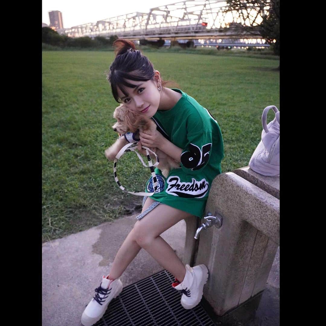 村山優香のインスタグラム：「@palladium  @palladiumjapan  モア子のお散歩にも最適 軽くて歩きやすいし どんな服装にも合うのよね🐥 #パラディウム  #palladium」