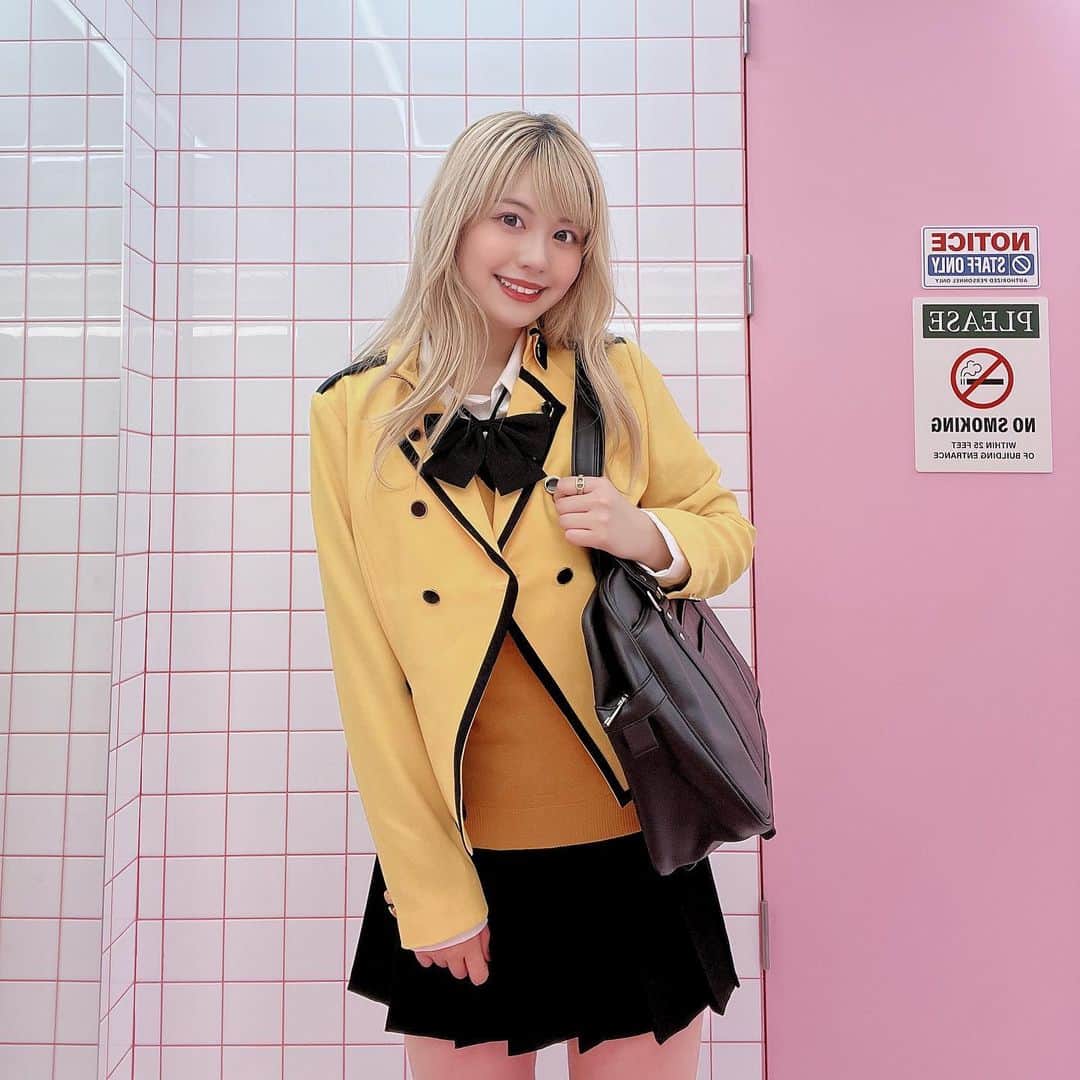 加藤愛梨さんのインスタグラム写真 - (加藤愛梨Instagram)「@bkeyphoto  ｢ビキフォト｣は韓国アイドルスクールがコンセプトフォトブース❣️衣装をレンタルと可愛い撮影スポットが盛り沢山🥰韓国でも流行ってるみたい!!何から何まで可愛かったなぁ☺️🫶🏻  あやのと放課後にお出かけ🏫🤍 一緒に韓国のアイドルスクール生になった気分で楽しかった😂🩷  ここにはヘアアイロンとドライヤーも設備されてるから、手ぶらで行っても髪型が整えられる☺️🤍  ブースにはメイク用品もあって、今大注目の韓国コスメブランドTIRTIRの商品を試すことも出来るよ！！！  　 　 📍〒169-0072 東京都新宿区大久保2-7-1 大久保フジビル1階  　 　  #PR #bkeyphoto #ビキフォト#韓国プリクラ #bkeyphotoseoul #bkeyidolschool #kpopschool  #プリクラ」9月24日 22時40分 - l_ovepear