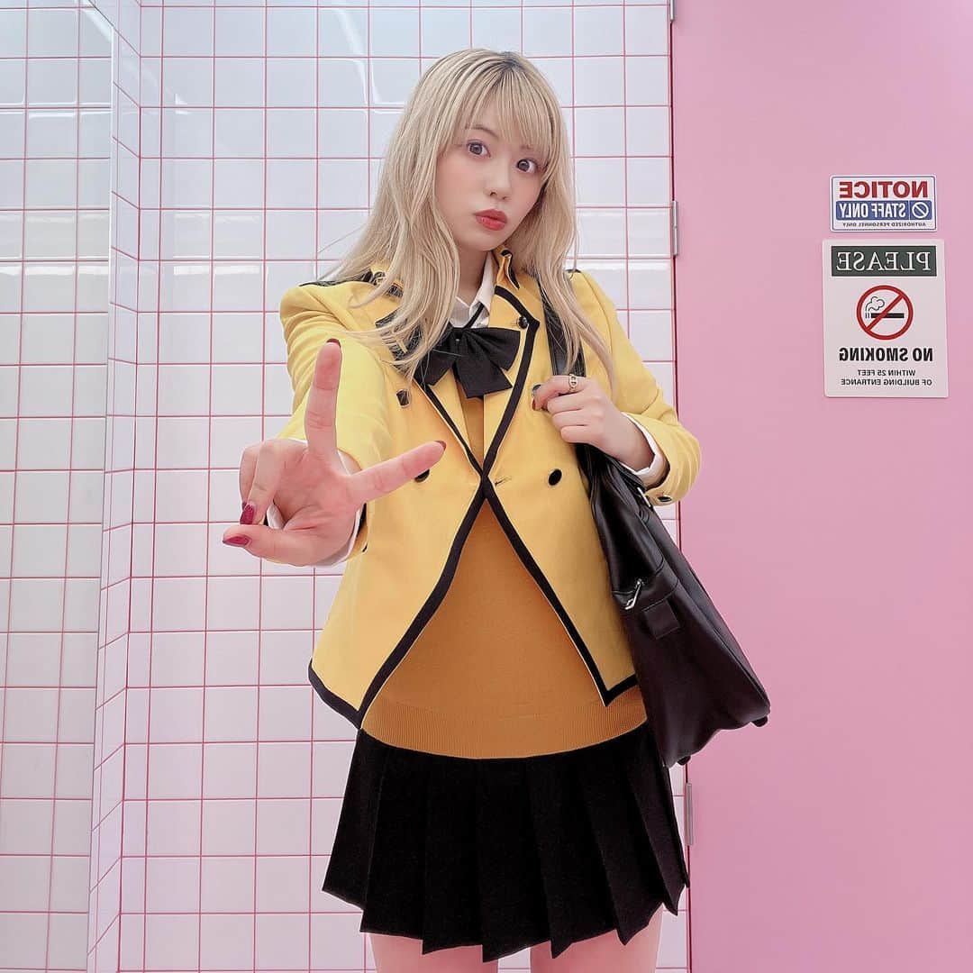 加藤愛梨さんのインスタグラム写真 - (加藤愛梨Instagram)「@bkeyphoto  ｢ビキフォト｣は韓国アイドルスクールがコンセプトフォトブース❣️衣装をレンタルと可愛い撮影スポットが盛り沢山🥰韓国でも流行ってるみたい!!何から何まで可愛かったなぁ☺️🫶🏻  あやのと放課後にお出かけ🏫🤍 一緒に韓国のアイドルスクール生になった気分で楽しかった😂🩷  ここにはヘアアイロンとドライヤーも設備されてるから、手ぶらで行っても髪型が整えられる☺️🤍  ブースにはメイク用品もあって、今大注目の韓国コスメブランドTIRTIRの商品を試すことも出来るよ！！！  　 　 📍〒169-0072 東京都新宿区大久保2-7-1 大久保フジビル1階  　 　  #PR #bkeyphoto #ビキフォト#韓国プリクラ #bkeyphotoseoul #bkeyidolschool #kpopschool  #プリクラ」9月24日 22時40分 - l_ovepear