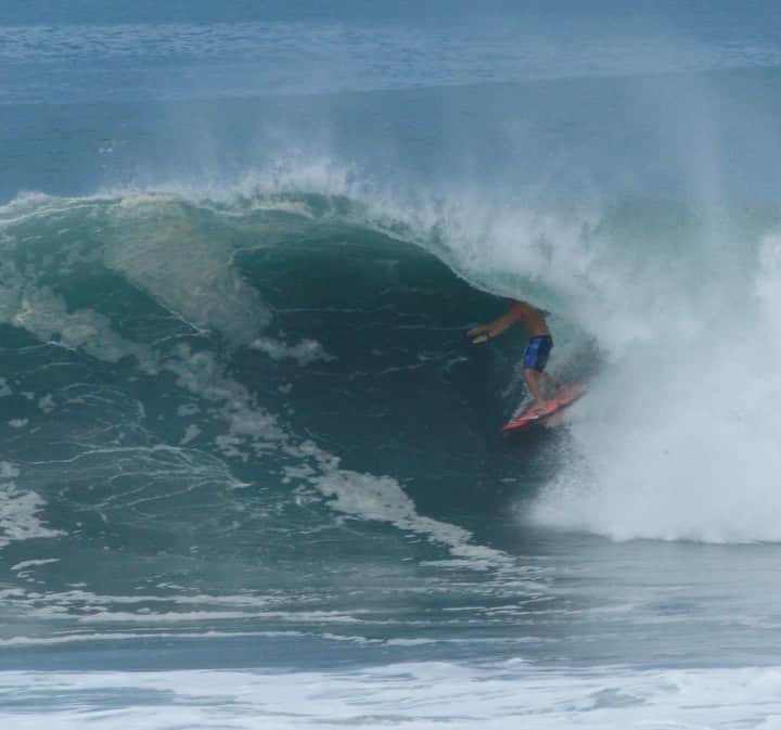 クイックシルバーのインスタグラム：「@alan_jr_cleland just rolled up for his first time in 🇫🇷 but said the waves at home have been pretty fun 😮‍💨😮‍💨😮‍💨   See him and some of the world’s best hopefully get some canisters like these this week for the @quiksilver_festival」