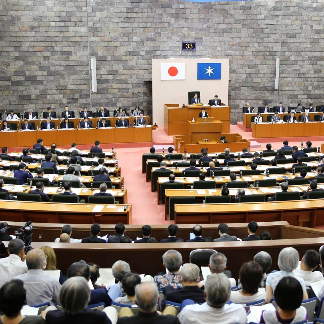 水野友貴のインスタグラム：「無所属議員で構成する『千葉政策議員団』の会派代表質問の内容は随時ブログにてお伝えしてまいります。  #千葉県議会議員 #千葉県議会 #代表質問 #水野ゆうき #くまがい俊人　知事 #千葉県 #無所属 #すなが和良 議員 #石川りょう 議員 #谷田川みつたけ 議員」