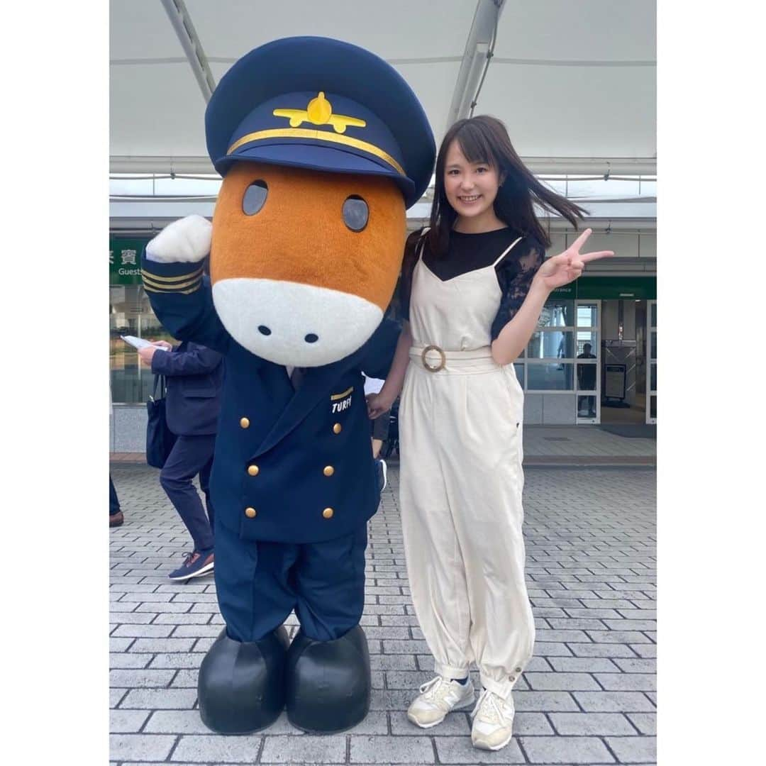 舘谷春香のインスタグラム：「今日は中山競馬場でJRAビギナーズセミナー講師でした🐴🌟 合間に歩いていたらターフィーくん発見！ 人気者で行列出来ていたので私も並んで写真撮ってもらった🐴  今日は中山競馬場、フリーパス(入場無料)デーに加えて生ビール半額デーで凄くたくさんの方がご来場してました！ 秋晴れで涼しくて気持ちの良い競馬日和！  パドックも大混雑でしたー！ メインレースのオールカマー勝ったのはローシャムパーク🐴 軸にしていたので少しだけ勝ちました💓  競馬場のお仕事は本当に勉強になって毎週楽しいです🐴🌟  #JRA #競馬 #中央競馬 #オールカマー #競馬女子 #競馬好き #競馬好きな人と繋がりたい #競馬好きと繋がりたい #umajo #ウマ女 #中山競馬場 #船橋法典 #船橋 #競馬場 #ターフィー #ターフィーくん」