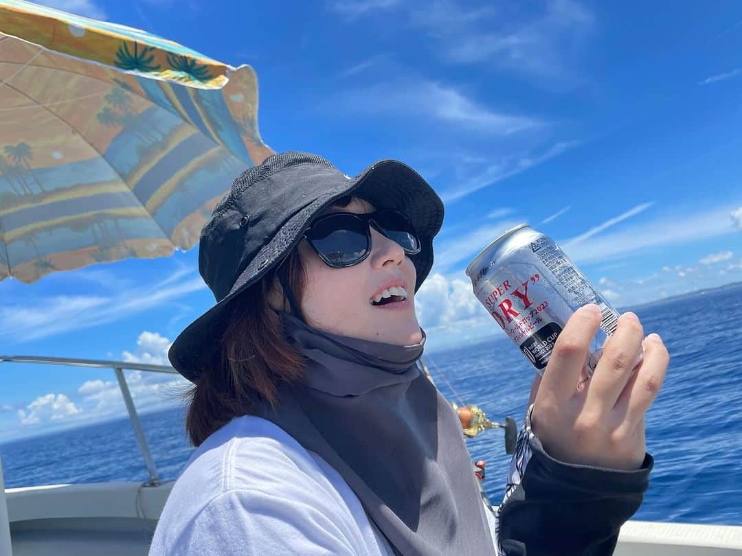 古賀麻里沙のインスタグラム：「みなさんこんばんは🌛 今日も飲んでますか？？酔い子の味方、ビールおねえさん古賀麻里沙です。  今宵のご褒美ールは船の上♡ ビールおねえさんの連載記事、旅色「ビール旅」更新されています。  今回は沖縄本島で沖釣りに挑戦してきましたよ🎣是非チェックしてみてくださいね🍺  #旅色 #ビール旅」