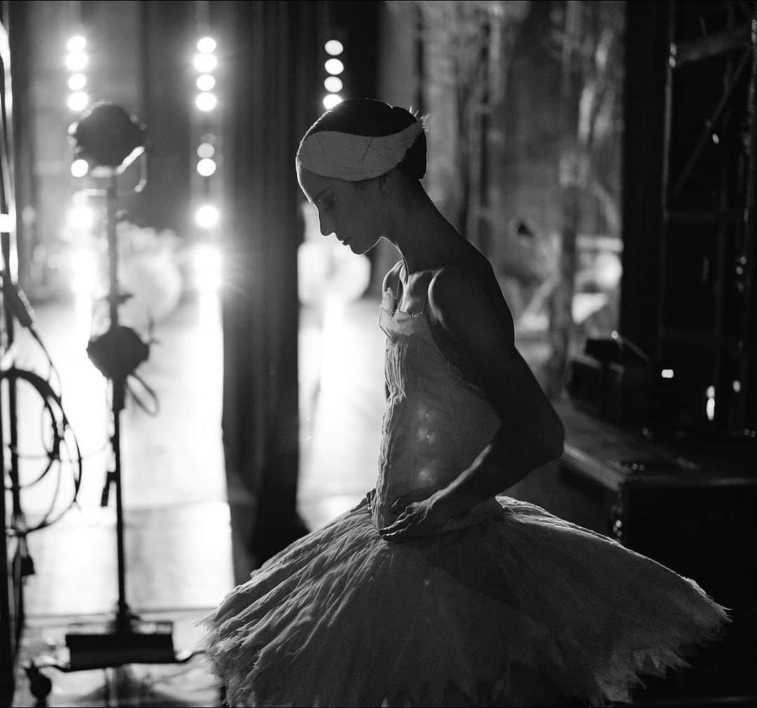 ballerina projectさんのインスタグラム写真 - (ballerina projectInstagram)「𝐌𝐚𝐱 𝐑𝐢𝐜𝐡𝐭𝐞𝐫 - Odette  @maxrichtermoves #maxrichter #ballerinaproject #odette #swanlake #ballerina #ballet #backstage #dance   Ballerina Project 𝗹𝗮𝗿𝗴𝗲 𝗳𝗼𝗿𝗺𝗮𝘁 𝗹𝗶𝗺𝗶𝘁𝗲𝗱 𝗲𝗱𝘁𝗶𝗼𝗻 𝗽𝗿𝗶𝗻𝘁𝘀 and 𝗜𝗻𝘀𝘁𝗮𝘅 𝗰𝗼𝗹𝗹𝗲𝗰𝘁𝗶𝗼𝗻𝘀 on sale in our Etsy store. Link is located in our bio.  𝙎𝙪𝙗𝙨𝙘𝙧𝙞𝙗𝙚 to the 𝐁𝐚𝐥𝐥𝐞𝐫𝐢𝐧𝐚 𝐏𝐫𝐨𝐣𝐞𝐜𝐭 on Instagram to have access to exclusive and never seen before content. 🩰」9月24日 22時45分 - ballerinaproject_