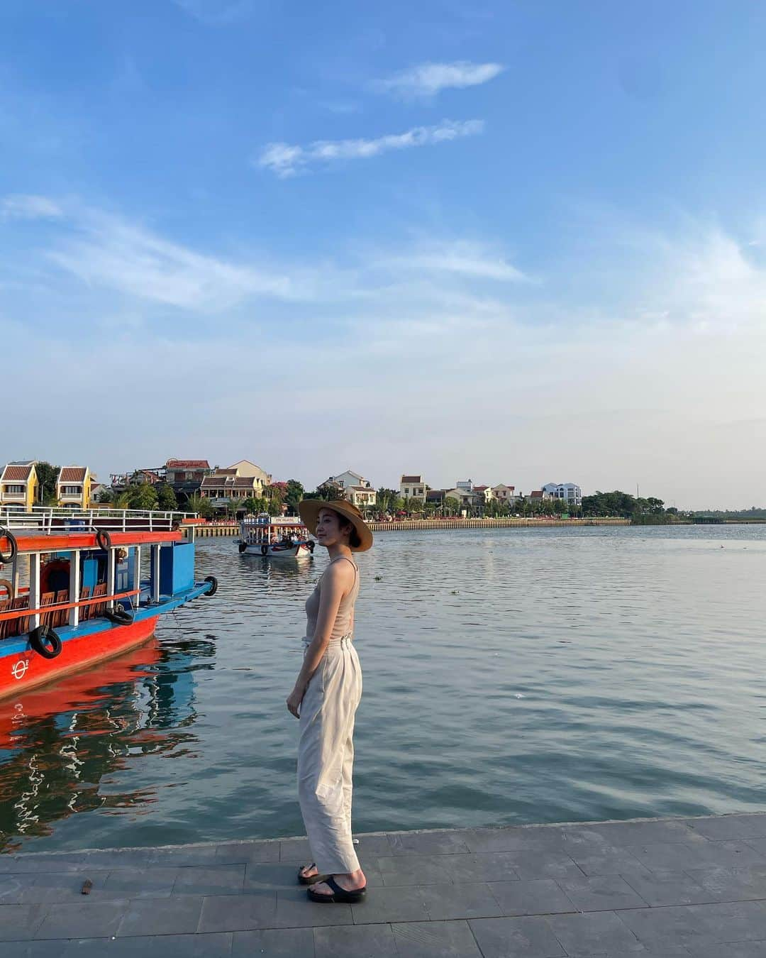 泉見祐希さんのインスタグラム写真 - (泉見祐希Instagram)「ベトナムのホイアン🦜🇻🇳 ランタンが街中にあって夢心地な世界感の街🪅 歩き疲れたら、気軽にフットマッサージしてもらいに行けるのも東南アジア旅の醍醐味だね。 この旅で暑い中歩きまくったからかめちゃくちゃ代謝良くなって今までかかなかった鼻に汗かくようになっちゃった🙂 また行きたい街。🧡」9月24日 22時45分 - yuuki_izumi_