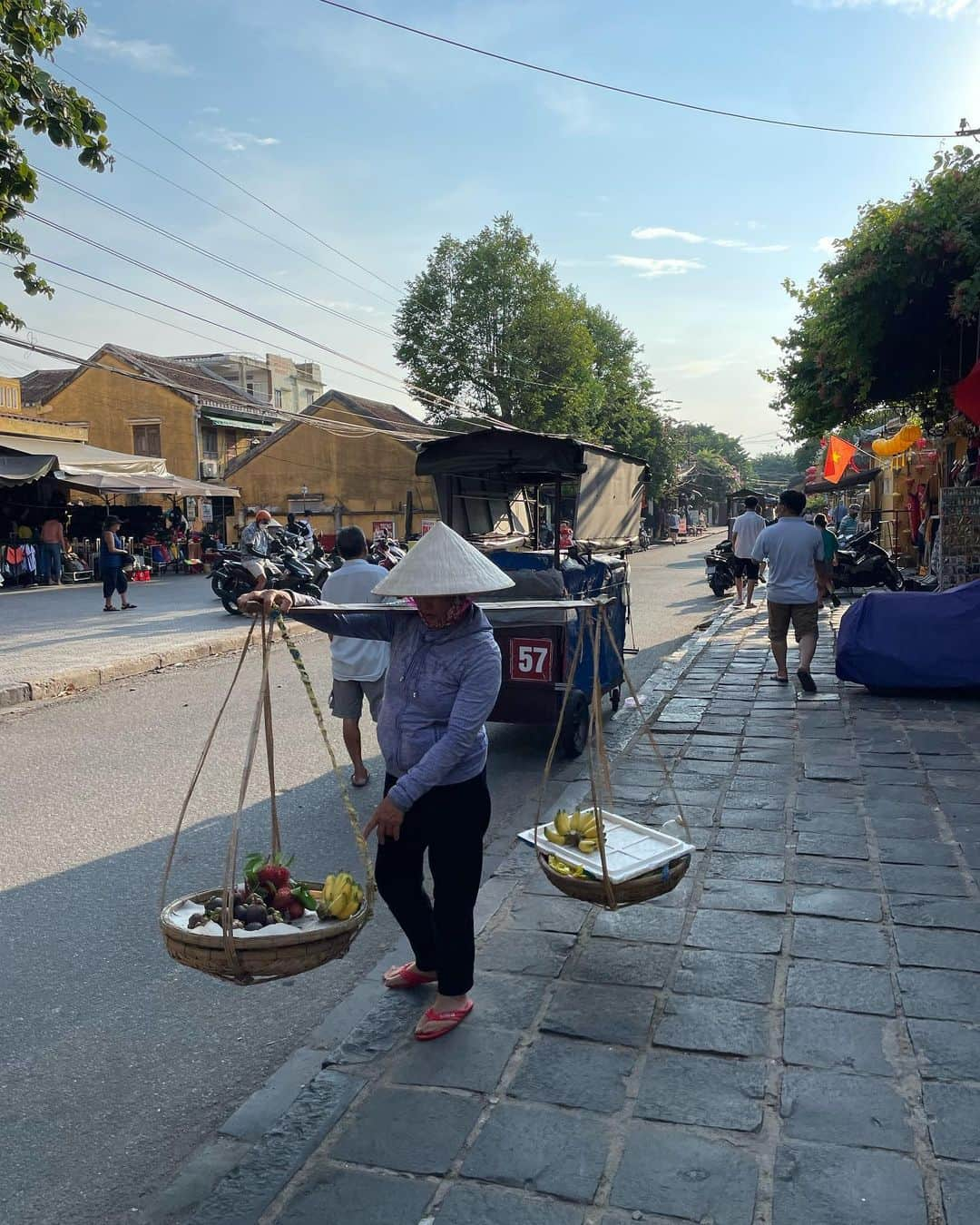 泉見祐希さんのインスタグラム写真 - (泉見祐希Instagram)「ベトナムのホイアン🦜🇻🇳 ランタンが街中にあって夢心地な世界感の街🪅 歩き疲れたら、気軽にフットマッサージしてもらいに行けるのも東南アジア旅の醍醐味だね。 この旅で暑い中歩きまくったからかめちゃくちゃ代謝良くなって今までかかなかった鼻に汗かくようになっちゃった🙂 また行きたい街。🧡」9月24日 22時45分 - yuuki_izumi_