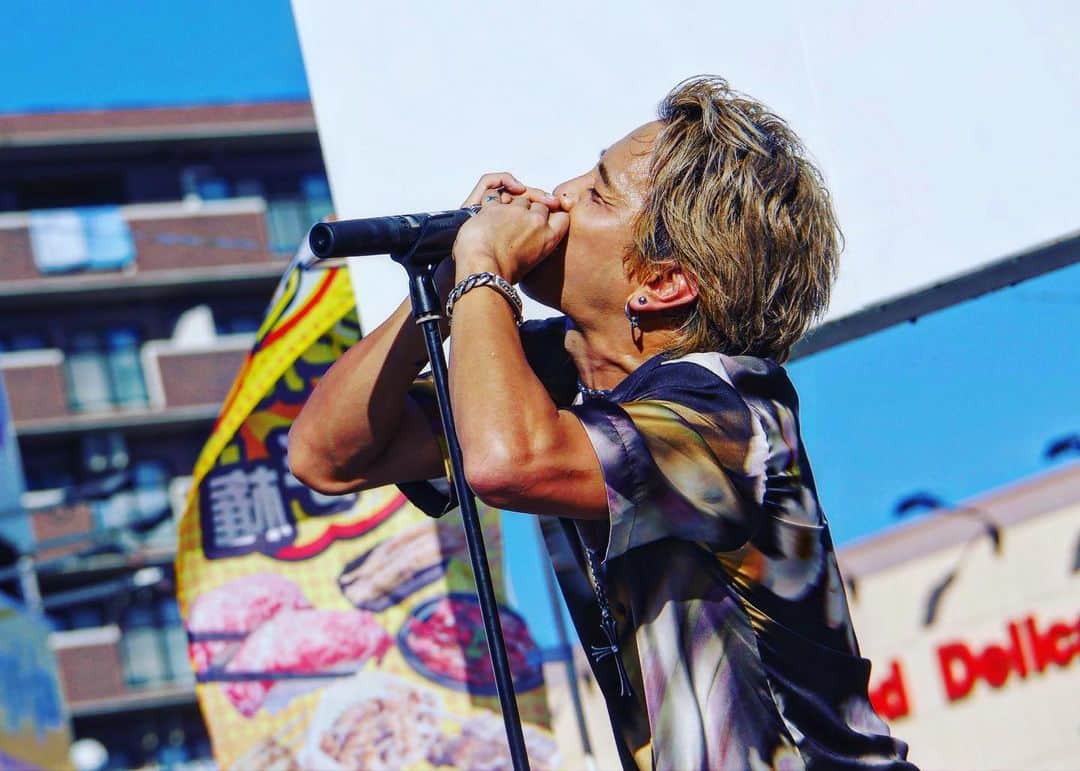 のインスタグラム：「ピーカンの青空の下で鳴らすハーモニカ。  本当に最高なんです。  音楽が本当に楽しい！！！」