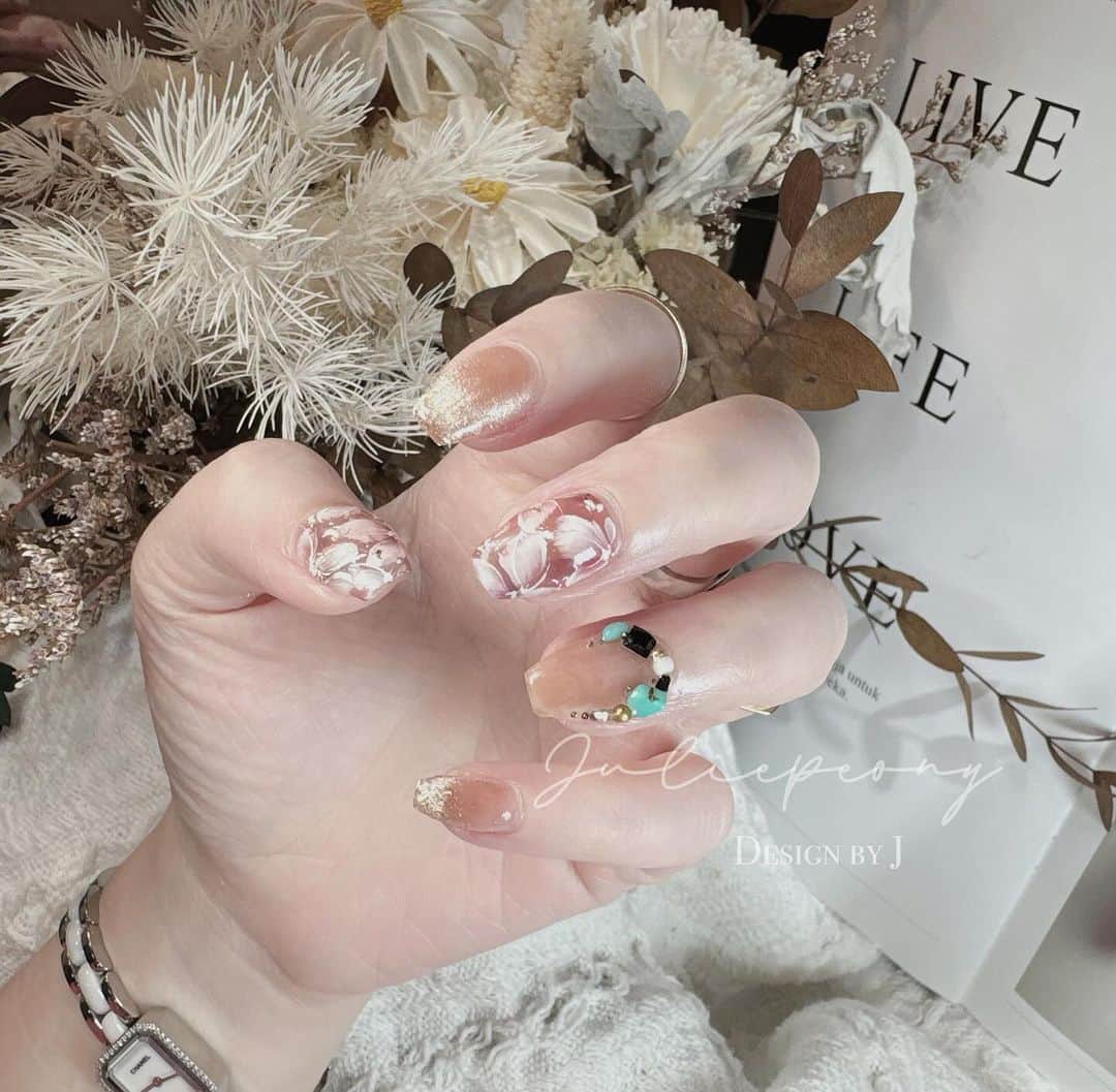 juliepeonyのインスタグラム：「美拉德の花布🍂🌰🥀 9/29我將再次於 @dawson_nail 我的男神大森老師的展會上示範。 - 謝謝我的男神，再次給予我機會。 何德何能有這樣的榮幸，謝謝老師❤️ / 這次的示範內容為大家準備了本店最人氣的「鏤空花」與符合秋天氣息的「美拉德花布」，這兩款都是我本來要開課的人氣款式，為了報答老師的提攜，決定在展會上示範給大家欣賞☺️ - 我很期待也很緊張，會不會您們剛好中秋節那天白天，剛好休假，剛好還沒有要烤肉，那就先來秋季美展看我一下🤣 - 歐對了，老師這次還邀請我上次在東京美甲展沒看到示範的日籍老師來示範，要來吧！！？ -我自己都想看了🥹 / 我要繼續準備我的展會甲片了，再見👋」