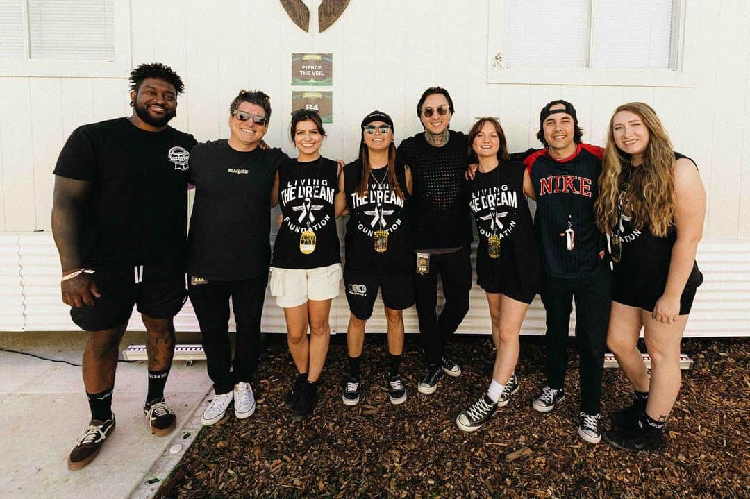 ヴィック・フエンテスさんのインスタグラム写真 - (ヴィック・フエンテスInstagram)「Louisville it was an honor sharing this moment with you. Thank you @louderthanlifefest 💛  📸 @v.trvn」9月24日 22時48分 - piercethevic