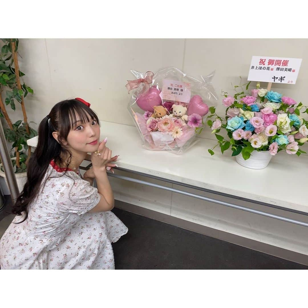 澤田美晴さんのインスタグラム写真 - (澤田美晴Instagram)「素敵な素敵なお花たち💐✨ とっても嬉しいです😭✨ ありがとうございます😭🤍🤍🤍  #ほっとみーてぃんぐ」9月24日 22時49分 - sawadamiharu7