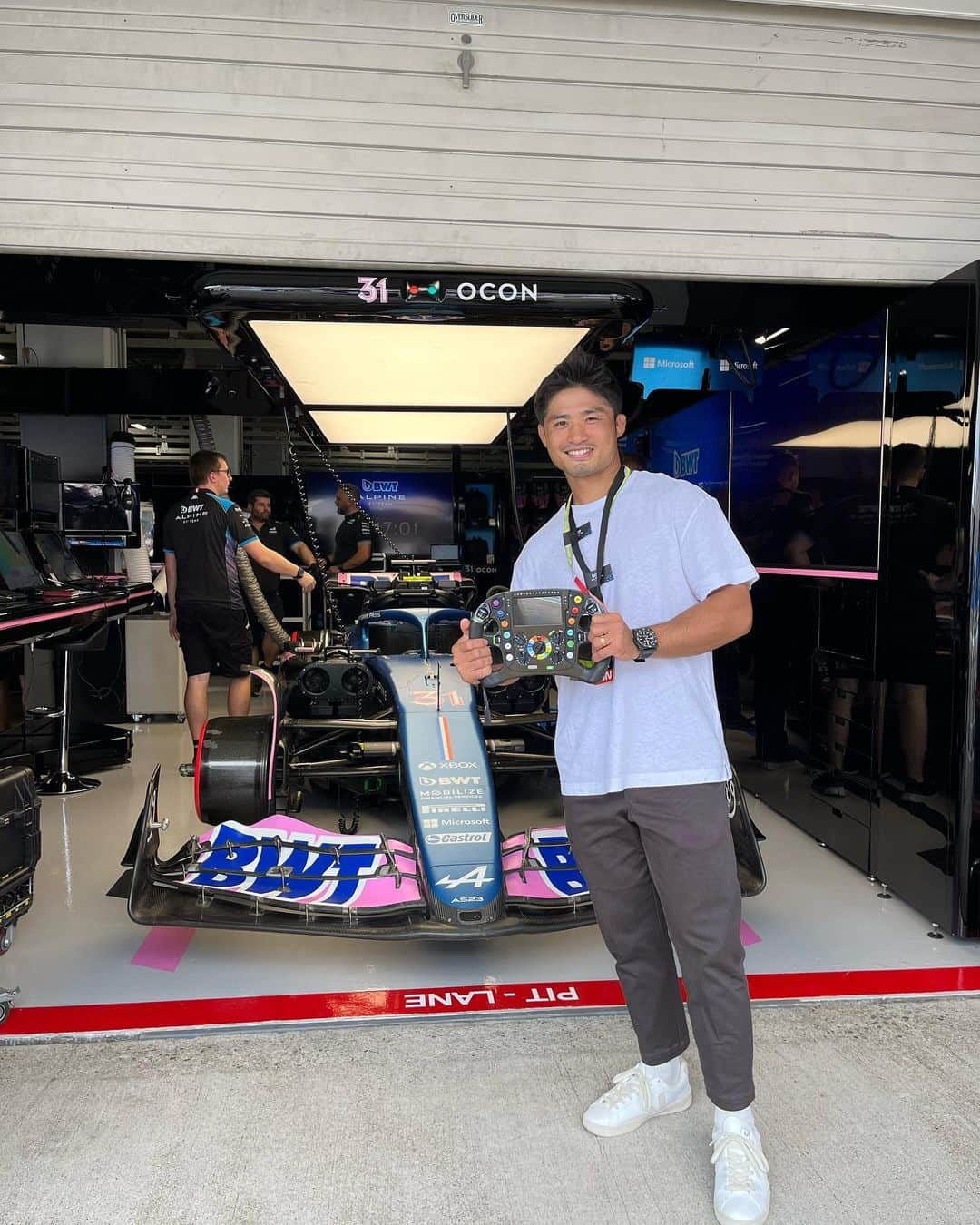 丸山城志郎のインスタグラム：「鈴鹿GPに招待いただきBell&Ross teamとしてF1レースの決勝へ  アルピーヌA110GTの助手席に乗せてもらいコースをまわった時のスピード、緊張感はものすごいものでした🏎  Thank you for giving me a valuable experience. @alpinef1team @bellrosswatches @bellross_japan」