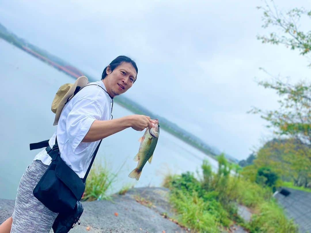 平田一喜のインスタグラム：「めちゃくちゃ釣れた記念日🌞  雨でも楽しかった🎣  #ブラックバス #ブラックバス釣り #ブラックバスフィッシング  #プロレス #プロレスリング #プロレスラー #DDTプロレス  #professionalwrestling #Prowrestler #釣り好き #美容男子 #美容好き #銭湯 #スーパー銭湯 #銭湯好き #サウナ #サウナ好き #筋肉 #muscle #バス釣り好き #美容 #ddtpro #平田 #平田一喜 #kazukihirata」