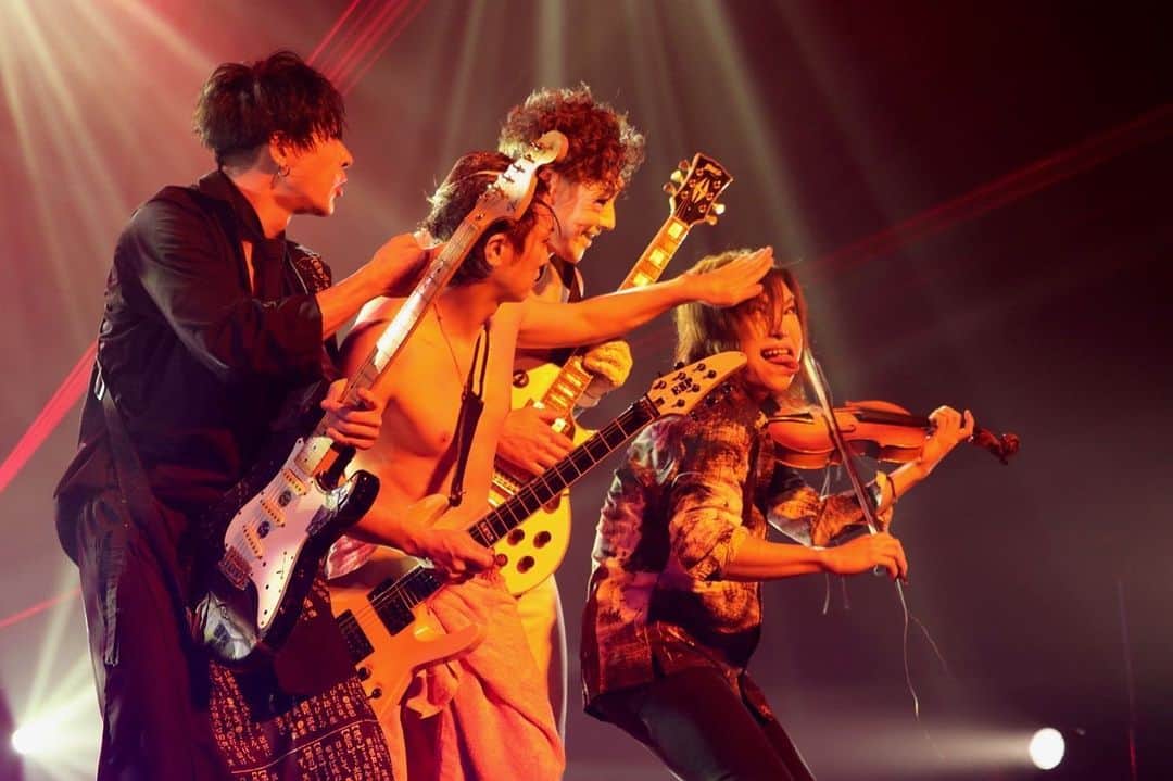 樽美酒研二のインスタグラム：「やっぱりライブは楽しいです♪(๑˃̵ᴗ˂̵)ひとまず良き写真を一枚✨  残りはまた明日上げますね、、今日も一日お疲れ様でした☺️いい夢を♪🌜」
