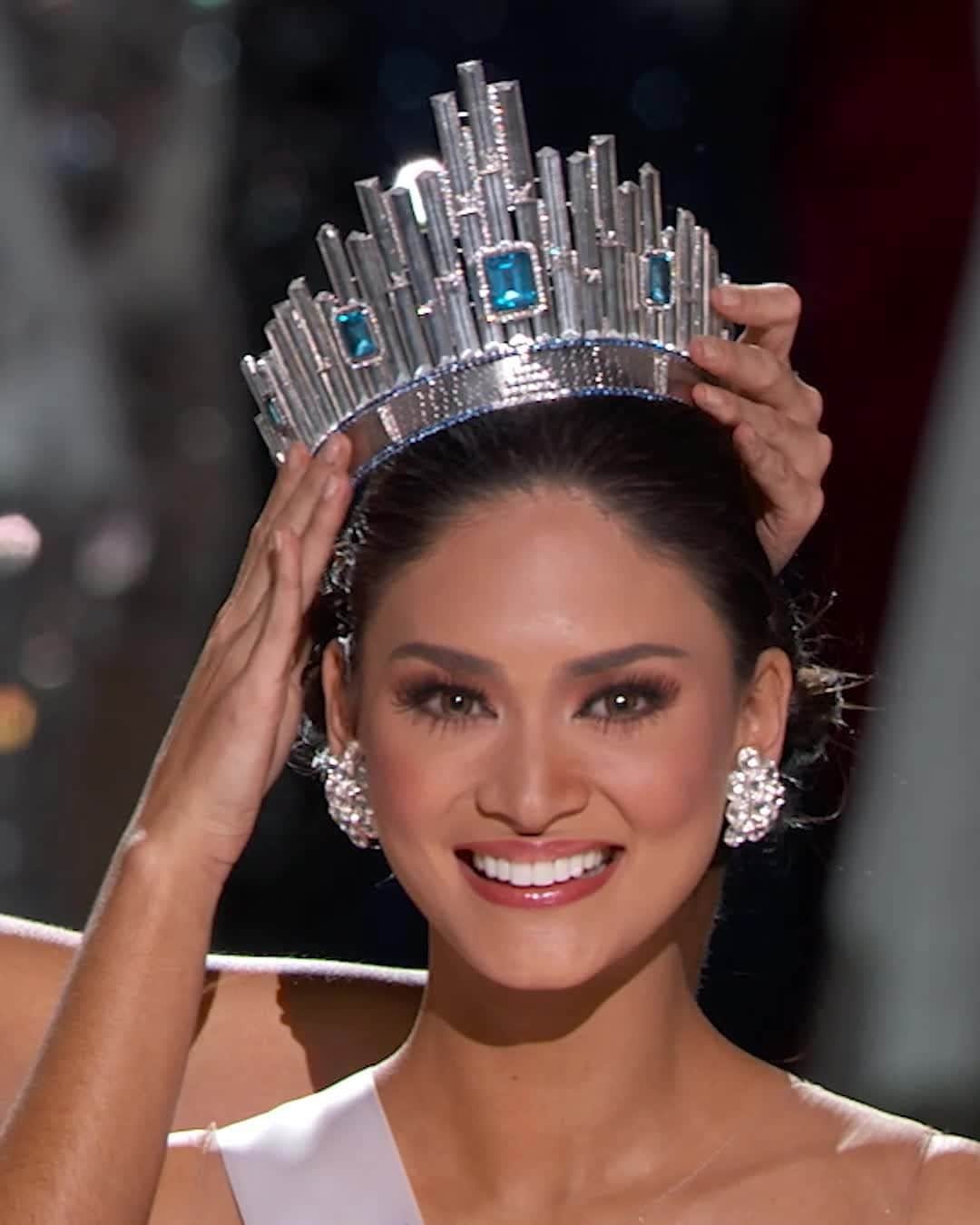 イリス・ミトゥネールのインスタグラム：「Happy Birthday Miss Universe 2015, Pia Wurtzbach! 🇵🇭💙」