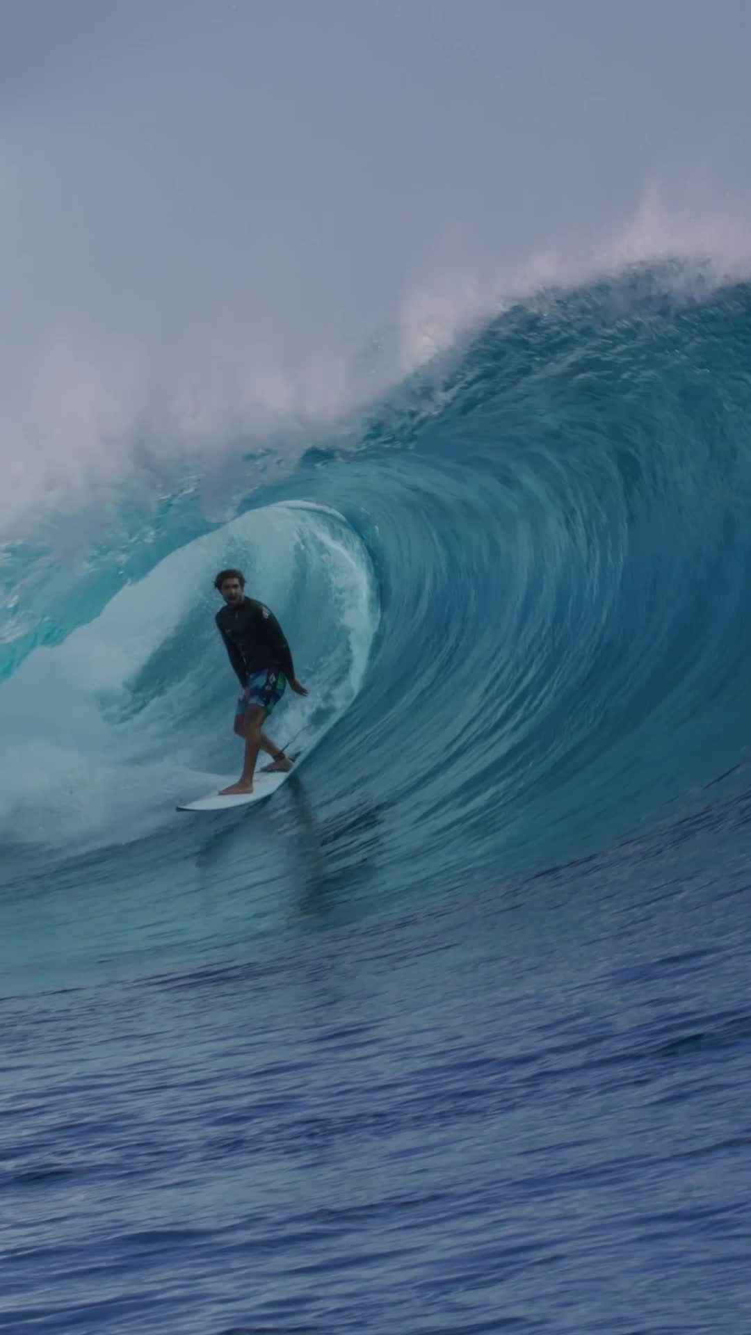 世界プロサーフィン連盟（WSL）のインスタグラム：「In 2024, the Championship Tour will return to Cloudbreak for the first time since 2017. Let @yagodora, @jackrobinson72, and @joaochumbinho reintroduce you to the world class left-hander.⁣ ⁣ Video: @danscotttt | @tourismfiji」