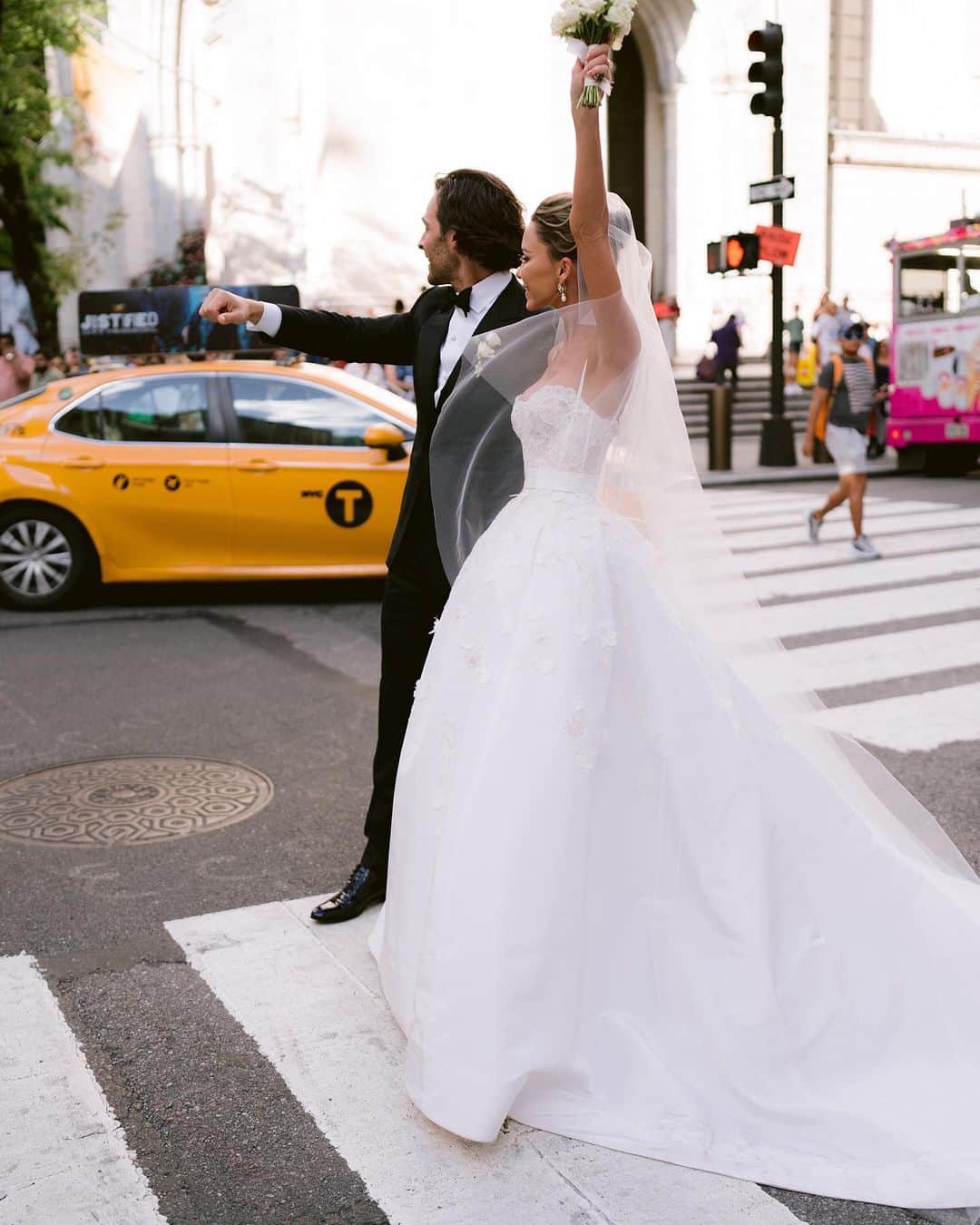 オスカーデラレンタさんのインスタグラム写真 - (オスカーデラレンタInstagram)「Bride @bridget is breathtaking in her #odlrbridal semi-custom fern and floral lace corset ballgown for her New York City wedding.   The gown is one of three dresses by Oscar de la Renta for her custom bridal experience.  Photographed by @josevilla Styled by @micaela」9月24日 23時00分 - oscardelarenta