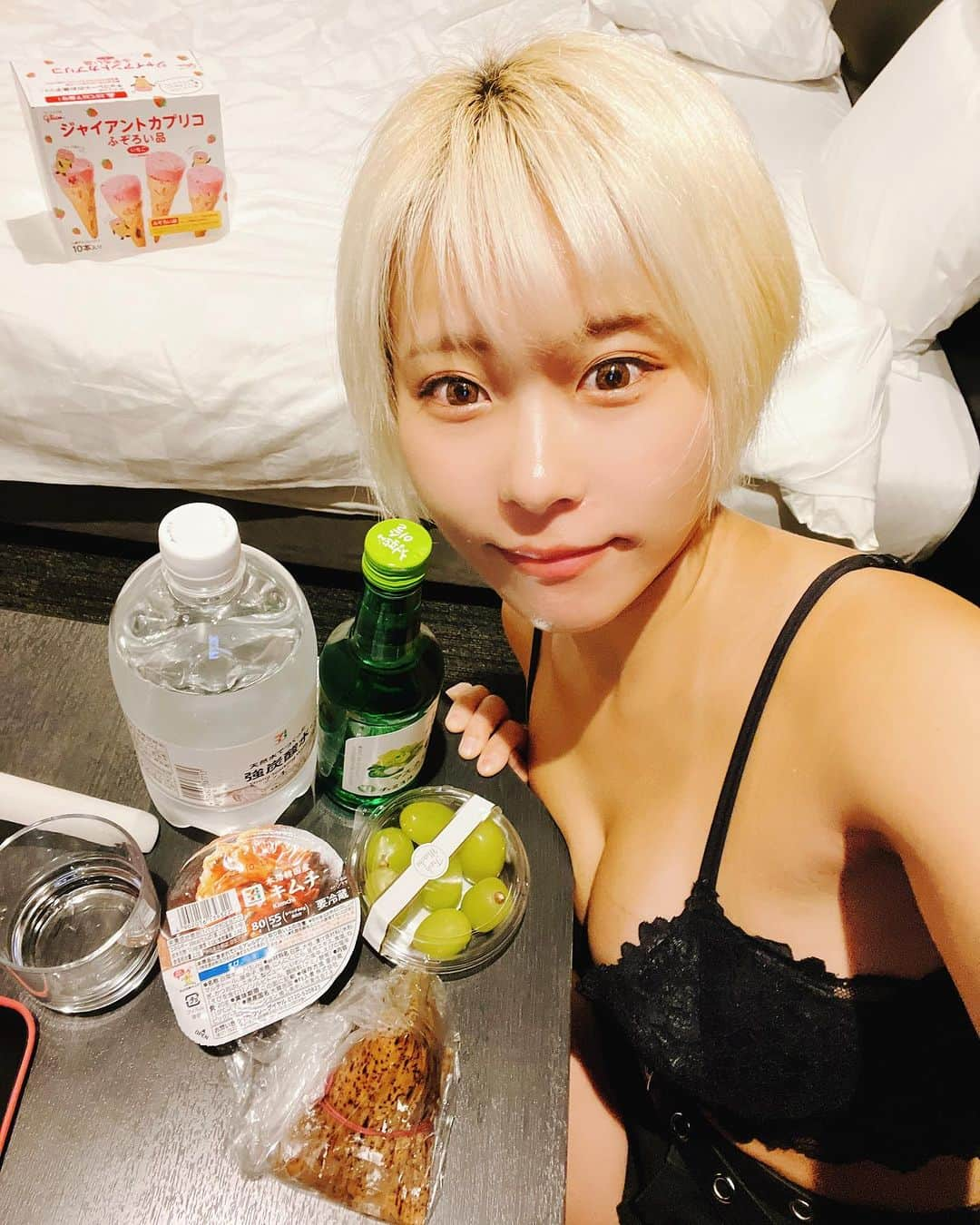 塚田綾佳さんのインスタグラム写真 - (塚田綾佳Instagram)「大阪 ホテルで乾杯配信ありがとう💓 ご馳走様でした~~~🥃💓  リアル マスカットチャミスルやったよぉ(∩ˊᵕˋ∩)･*💚💚 おいしすぎて飲みすぎた🥹✨✨  酔っ払いすぎー🧑‍🦱  楽しい大阪一人旅でしたぁ(∩ˊᵕˋ∩)･*  ー #あやぽん一人旅 #ぽん散歩 #大阪 #マスカットチャミスル   #彼女とデートなうに使っていいよ いいよ #SNSレンタル彼女 #SNS用レンタル彼女 #tiktok  #グラビア #グラビアアイドル #アイドル  #アヤカップ #金髪ショート #塚田綾佳 #あやぽん」9月24日 23時00分 - tsukada_ayaka