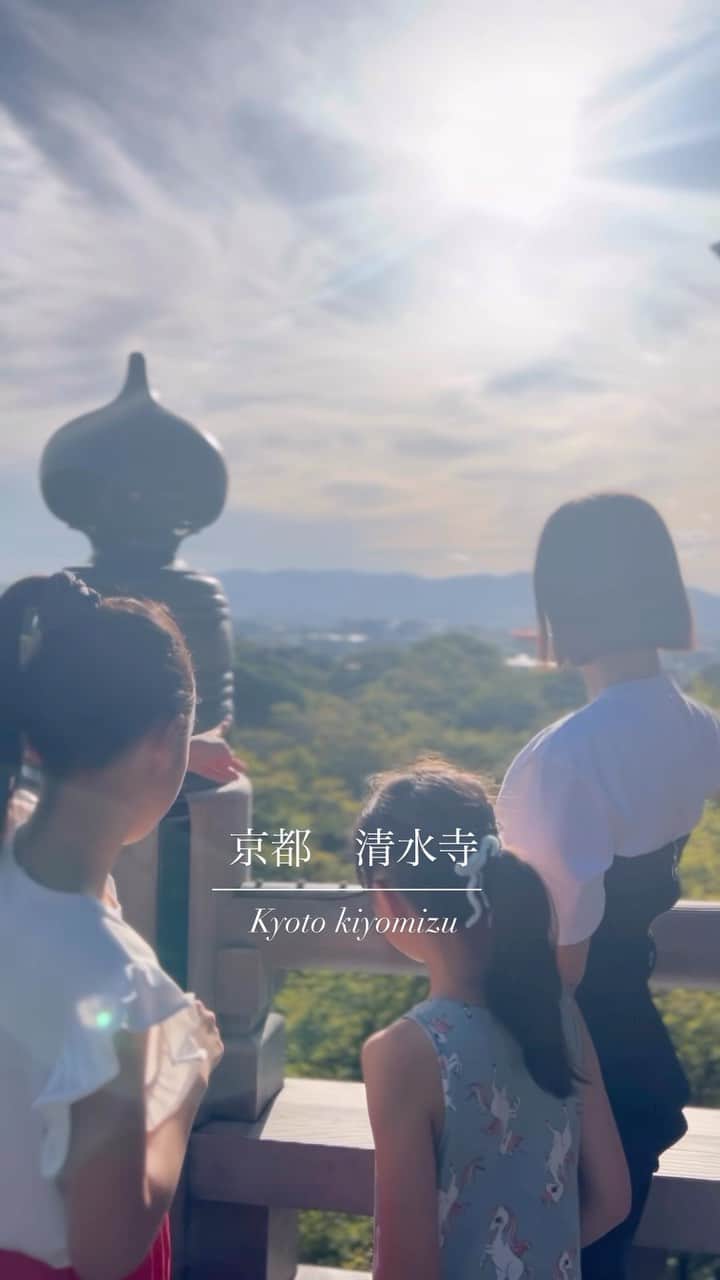 乙黒えりのインスタグラム：「京都へ 清水寺は海外からの観光客でいっぱいでした！  やはり清水寺の舞台からの景色は美しいですね✨ #kyoto#kiyomizu #京都#清水寺#japan#japantrip」