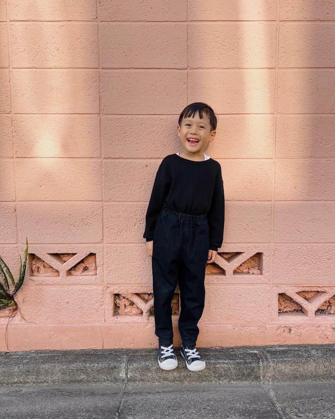 Chocolatのインスタグラム：「#6歳4ヶ月 #かわいいとカッコイイのポーズをしてくれる  最後の写真：生後4ヶ月のころの息子のサイズ感よ🥹🤍 明人がこの抱き方で息子を抱っこして伊勢神宮にいたとき「あらやだ。なにあの人、お人形なんか抱いちゃって😳」と高齢のご婦人たちをざわつかせたことがありました😂これ以来、わが家ではこの抱き方を #人形抱き と呼ぶように😆」