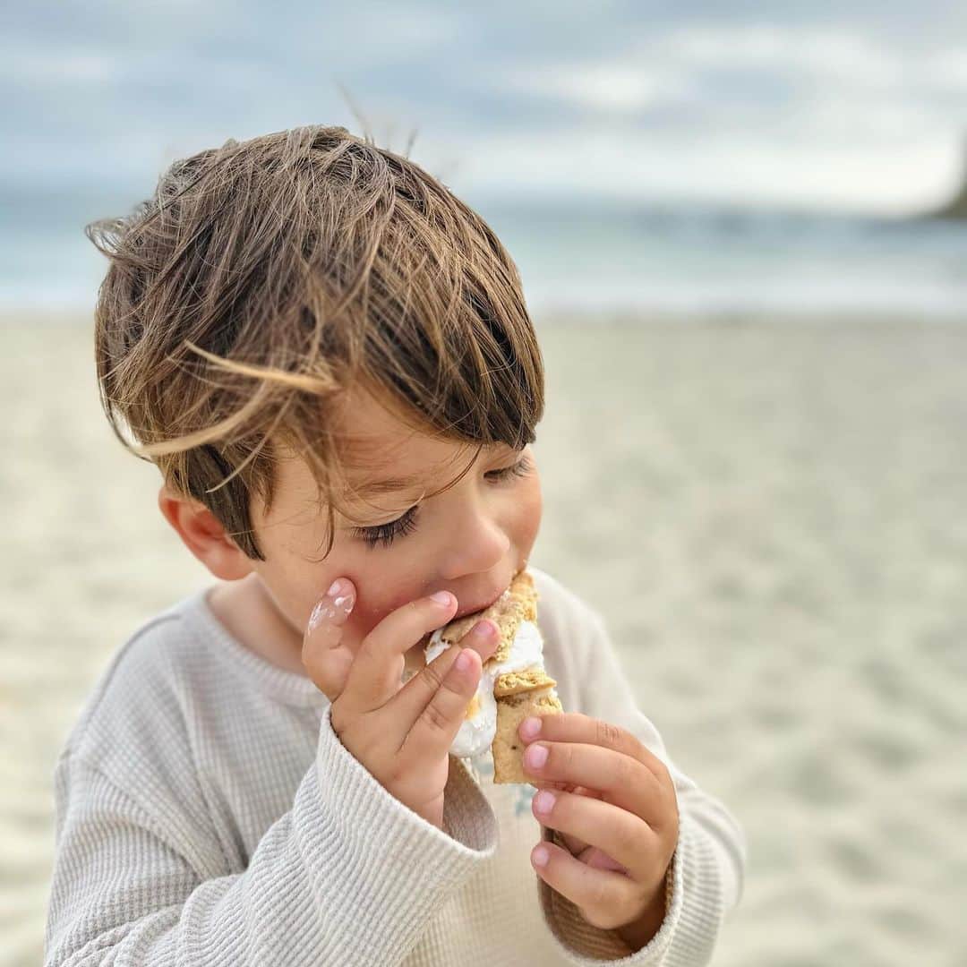 ローレン・コンラッドのインスタグラム：「It was a good Summer 🤍 Long beach days with friends, fire pit s’mores, family trips, a late summer garden and an adorable new family member (thank you @wagsandwalksnashville !)」