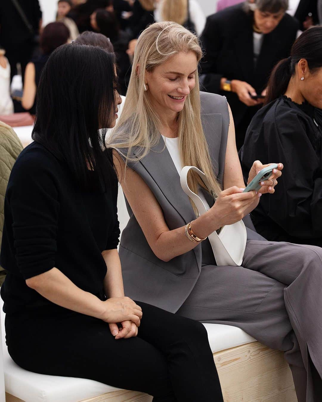 スコット・シューマンさんのインスタグラム写真 - (スコット・シューマンInstagram)「The crowd at @jilsander yesterday was sooo chic! Light on influencers and deep in truly cool fans of the brand! Because if a heavy rain the shows were all delayed so I had plenty of time to wander around and capture the real gamut of activity that happens while waiting for a show -everything from utter boredom to sharing gossip or networking or just catching-up with friends you only see at fashion week! Milan (of course) ((I’m really bad a knowing who everyone is so please feel free to share any tags and I’ll update them on this post))」9月24日 22時54分 - thesartorialist