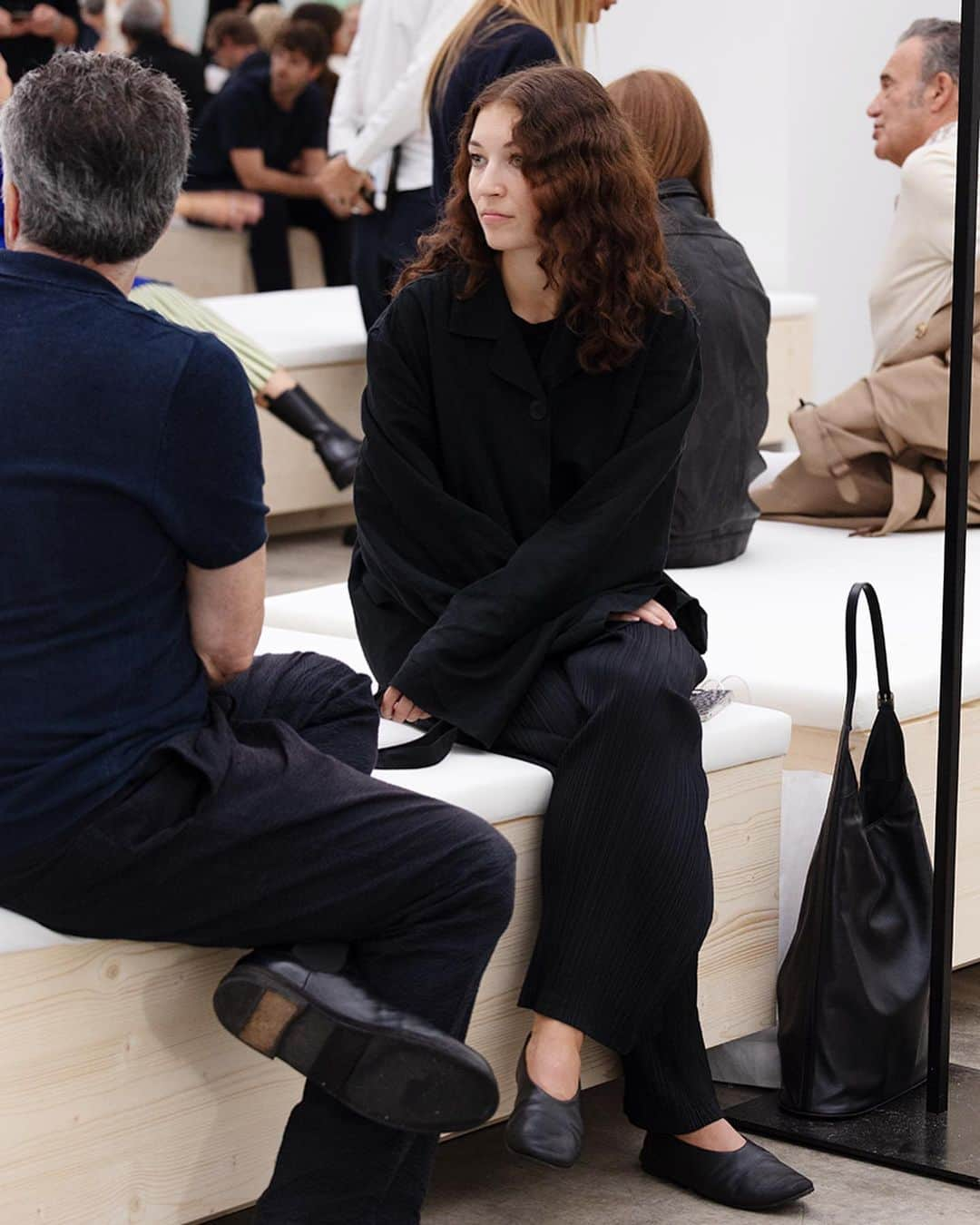 スコット・シューマンさんのインスタグラム写真 - (スコット・シューマンInstagram)「The crowd at @jilsander yesterday was sooo chic! Light on influencers and deep in truly cool fans of the brand! Because if a heavy rain the shows were all delayed so I had plenty of time to wander around and capture the real gamut of activity that happens while waiting for a show -everything from utter boredom to sharing gossip or networking or just catching-up with friends you only see at fashion week! Milan (of course) ((I’m really bad a knowing who everyone is so please feel free to share any tags and I’ll update them on this post))」9月24日 22時54分 - thesartorialist