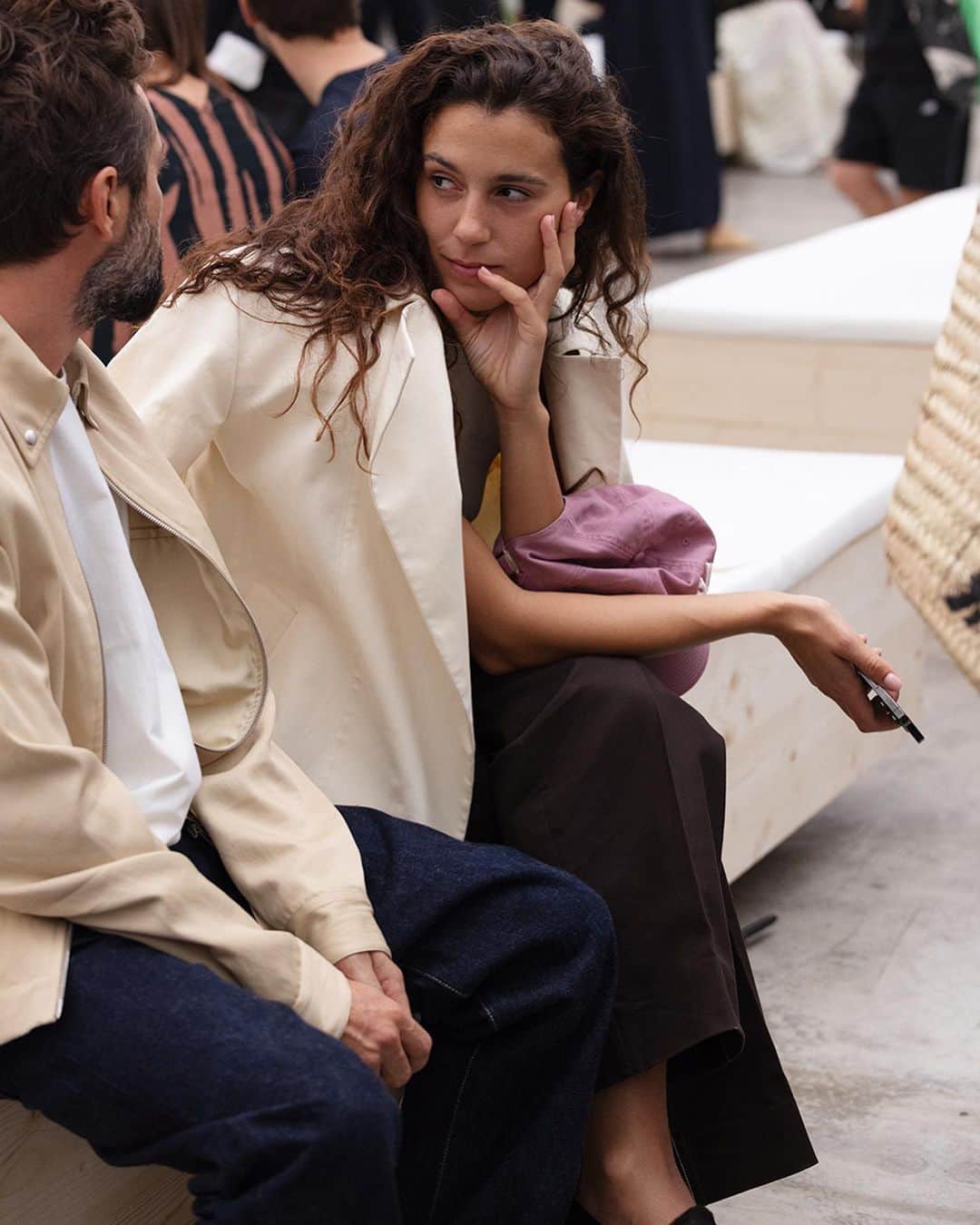 スコット・シューマンのインスタグラム：「The crowd at @jilsander yesterday was sooo chic! Light on influencers and deep in truly cool fans of the brand! Because if a heavy rain the shows were all delayed so I had plenty of time to wander around and capture the real gamut of activity that happens while waiting for a show -everything from utter boredom to sharing gossip or networking or just catching-up with friends you only see at fashion week! Milan (of course) ((I’m really bad a knowing who everyone is so please feel free to share any tags and I’ll update them on this post))」