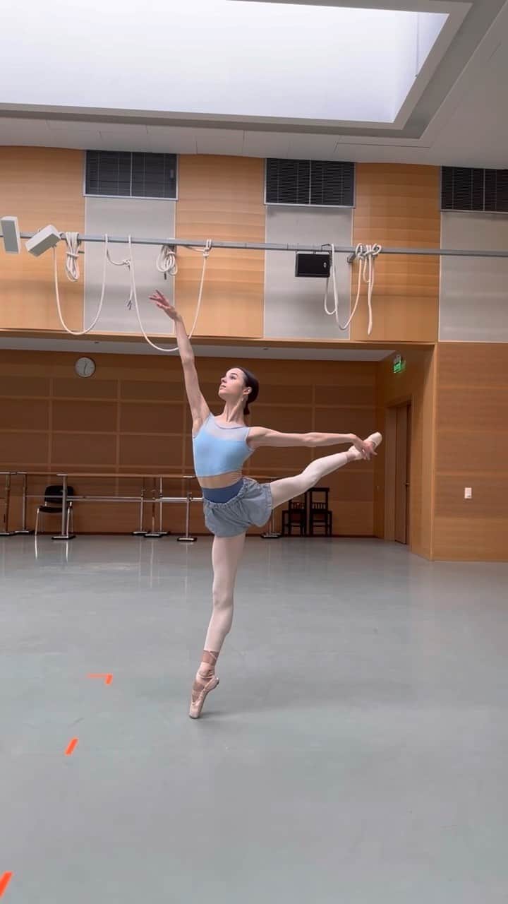 マリア・コーレワのインスタグラム：「This literally took WAYYY too long to film and post 🙈 @isabellaboylston and @jovani.furlan thank you for the inspo 🤩  The “try to move as fast as NY City ballet” challenge 💃🏻 As always powered by my @bloch_eu @blochdanceusa pointe shoes 🩰」