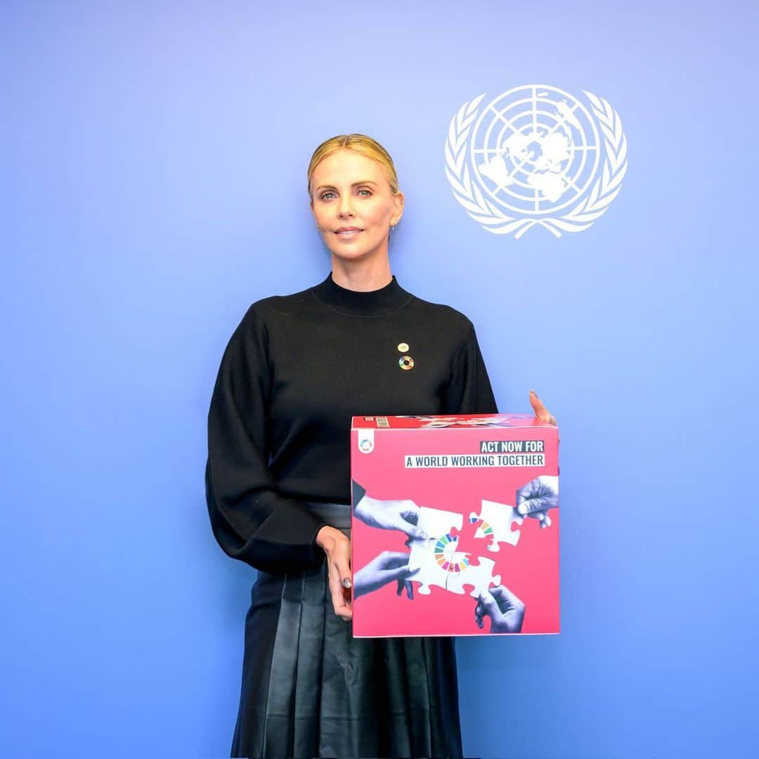 シャーリーズ・セロンのインスタグラム：「“It’s time to ACT – and no matter what you are passionate about, you can.”  This week, our UN Messenger of Peace Charlize Theron and her foundation @ctaop continued to voice their support for the #GlobalGoals, the world’s blueprint for a better future for everyone.  “From raising awareness about inequalities, volunteering in your community, to being the change YOU wish to see – let’s make this the year for breakthrough action. #ActNow for a world working together for a just society with gender equality and #HealthForAll.”  📸: UN Photo / Mark Garten」