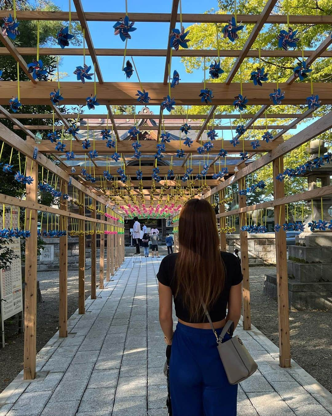 宮川杏奈のインスタグラム：「行ってみたかった金峯神社⛩️ 風鈴の時期は終わっちゃってたけど 風車がクルクルと回っていて綺麗だった🌸 . 花手水も良かった🪷🪷🪷」