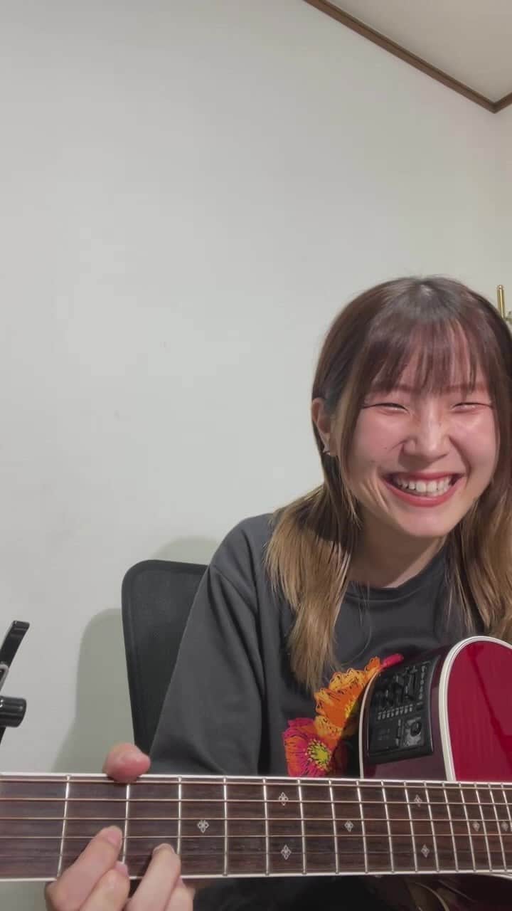 のインスタグラム：「. ありがとう、楽しかった💐 ほとんどYoutubeにMVがある曲なので ぜひフル聴いてみてね〜！ . . . #シンガーソングライター #灯橙あか #ワンマンライブ #ひとえまぶたに降る光 #弾き語り #ギター #ミナホ #minamiwheel #東京 #大阪 #愛知 #宮城」