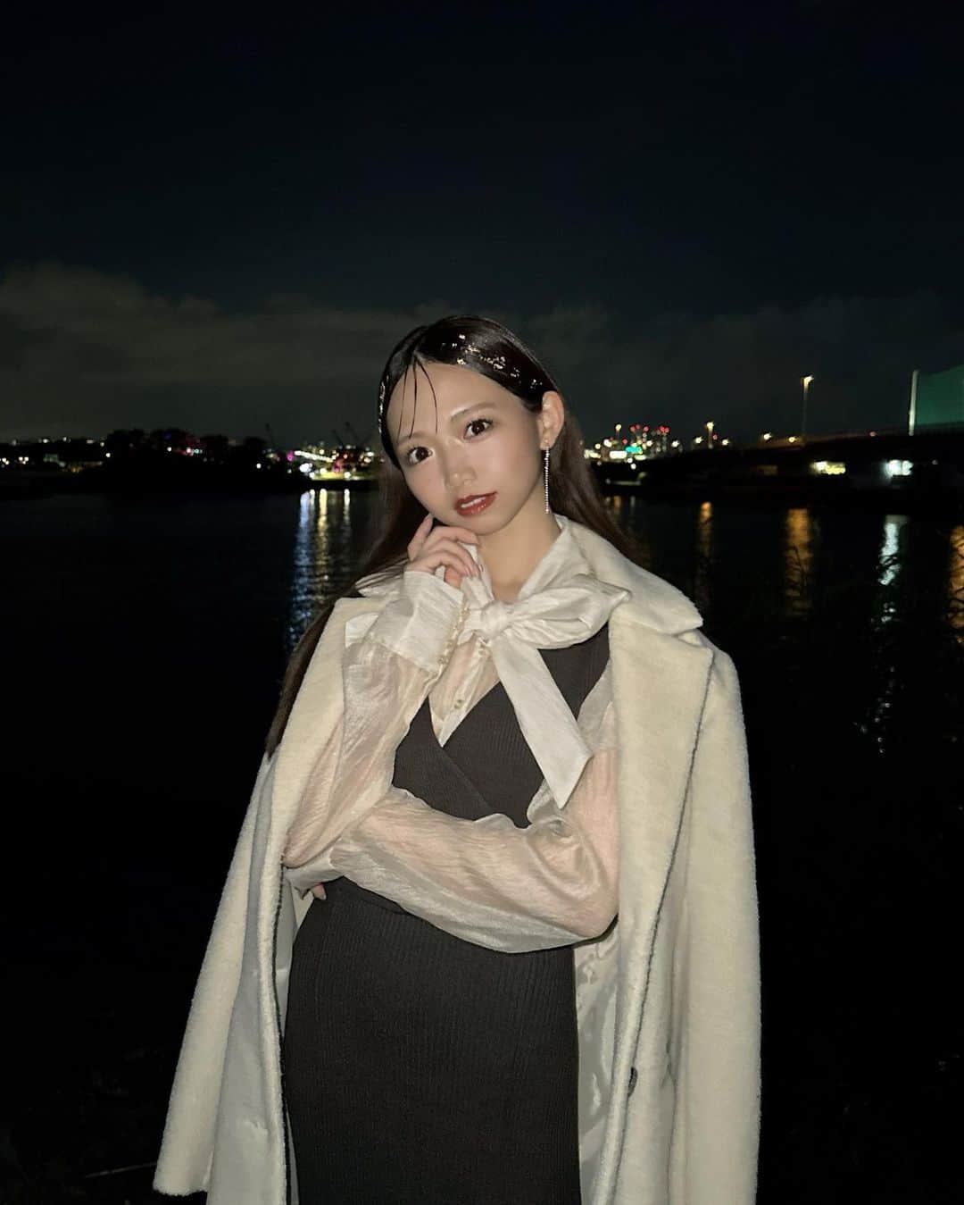 畑美紗起のインスタグラム：「沖縄コレクション🏝️👗💕 ランウェイ歩かせていただきました☺️  かっこいいのも似合ってる？？？  @resexxy_official さんのステージは ちょっぴりクール❕お気に入りだよ❕  目尻のアイラインなかったり、 ゴールドのきらきらの瞼だったりと クールですっきりしてて素敵な女性になった気分💪🏻 髪の毛には金箔ついてるの😯😯すごい  そしてお洋服は普段着ない深みのあるグリーン🫛 ブラウスはお洋服にくっついてるから 浮いたりしなくてすごく素敵なワンピースでした👗 アウターも羽織ったらいっきにこなれてる感…☺︎  いろんな自分に出会えてうれしい😯💓 めちゃめちゃたのしかったーーーっ💭  #畑美紗起 #沖縄コレクション #オキコレ23 #okinawacollection #resexxy」