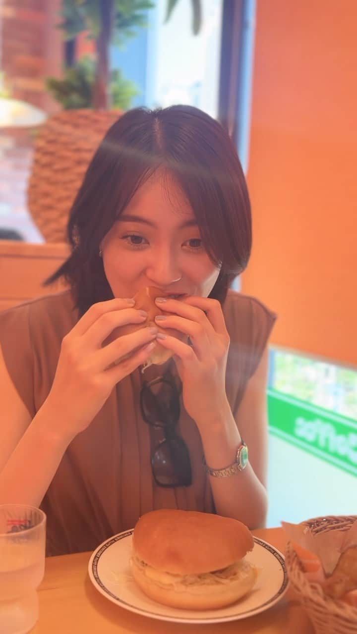 猪瀬百合のインスタグラム：「コメダ珈琲にいる率が高いのと ハンバーガーずっと好き。 あと最近ラーメンも好き。  #コメダ珈琲 #cafe #ハンバーガー #먹방」