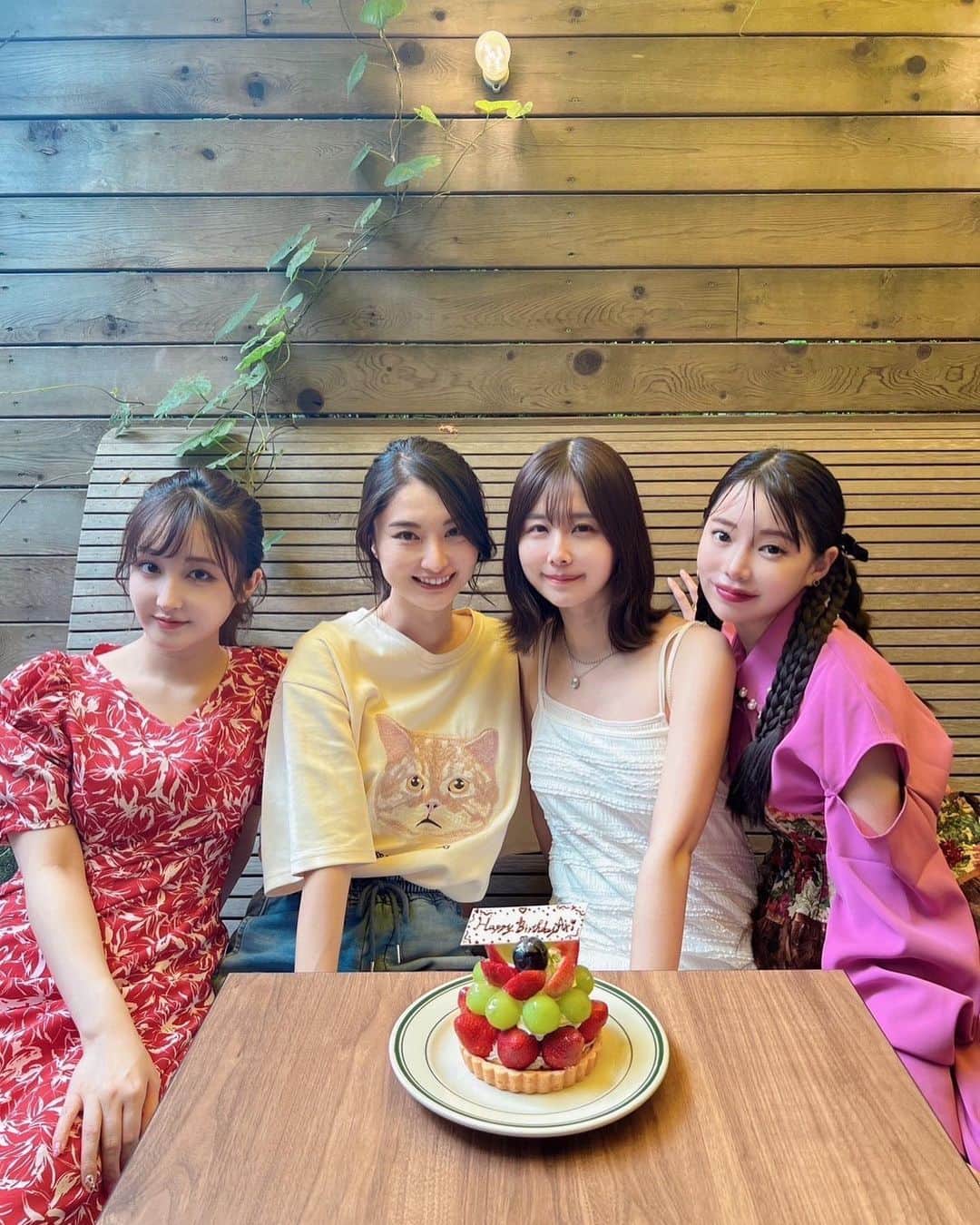 繭のインスタグラム：「ㅤㅤㅤ ㅤㅤㅤ 先日 @8hotel_fujisawa へ 4人で初旅行でした☺️ サウナもプールもあるホテルでずっと気になってたの！  8WATER CAVE swim suits spaというところに サウナと水風呂、プールなどがあって、 スパの屋上には外気浴スペースもありました🧖‍♀️  8LOUNGEではランチとモーニングをいただいて、 とっても美味しかったです♡  やっと4人で集まれたので @arimuraairi の お誕生日のお祝いもできたよ🎂  事前に予約すれば、 ケーキ等も用意していただけるみたいなんですけど のんびりしていて当日に持ち込みさせてもらいました😂 ケーキのプレートは @saaya.xoxo が書いたの！ お店の人みたいに上手でびっくりしたよ😳🍫  翌日は数年ぶりに江ノ島へ🌊 思い出しても笑っちゃうぐらい楽しい旅でした🥰  #8hotel #8hotelfujisawa #女子旅 #followme #followmejp #followjp」