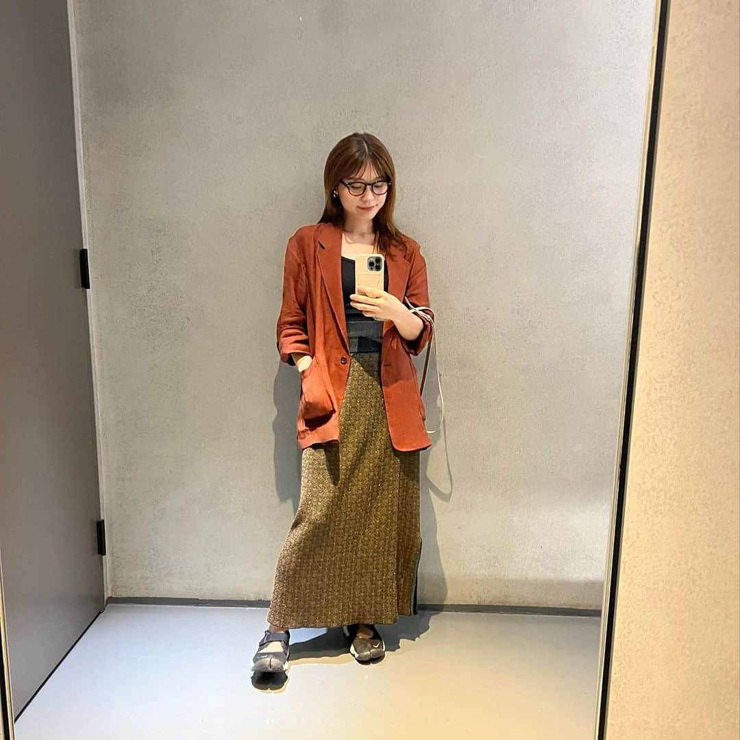 三橋栄香さんのインスタグラム写真 - (三橋栄香Instagram)「韓国3日のコーデ🇰🇷もう秋だなぁ🍂 3日バタバタすぎて写真がこれしかなかった(笑)  Jacket @beautyandyouth_official  inner @uniqlo_jp  skirt @public_tokyo  shoes @nike  glasses @eyevan_official iPhone case @demiu_jp   #fashion #coodinate #ファッション#コーディネート #秋コーデ #低身長コーデ」9月24日 23時04分 - mihashi_haruka