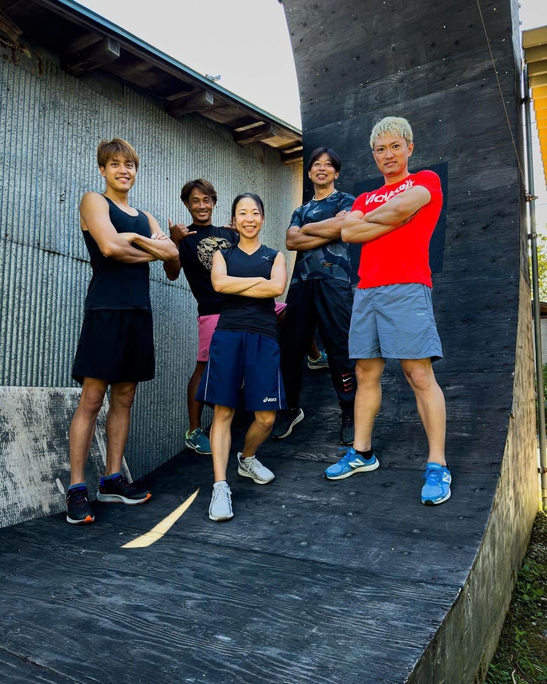 長崎峻侑のインスタグラム：「今日は天気が良かったので大人の公園へお邪魔してきました😄 空気、風、音、雰囲気、居心地。良好でした💪 #公園　#そり立ってる高めの壁がある公園　#仲間　#色黒　#黒すぎ　#しんごさん」