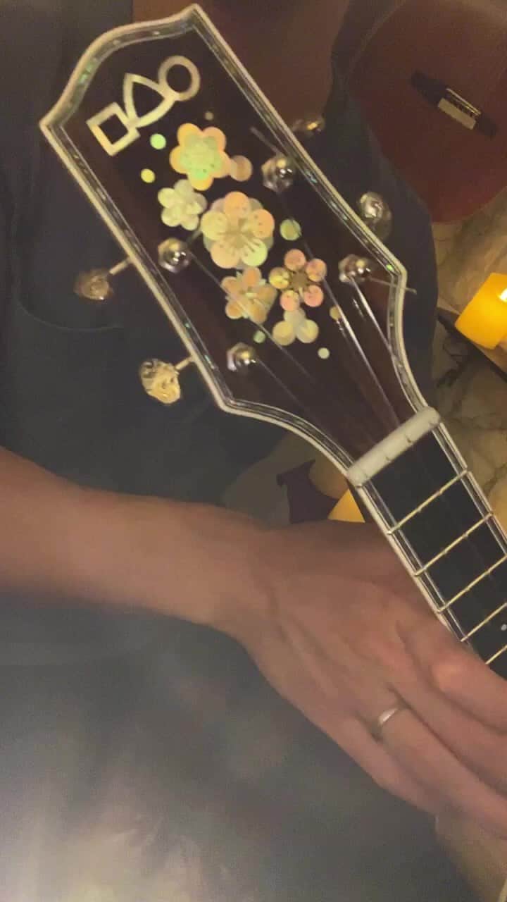 名渡山遼のインスタグラム：「NAMAOTO DE NEMULELE🎶🦗  #ukulele #ウクレレ」